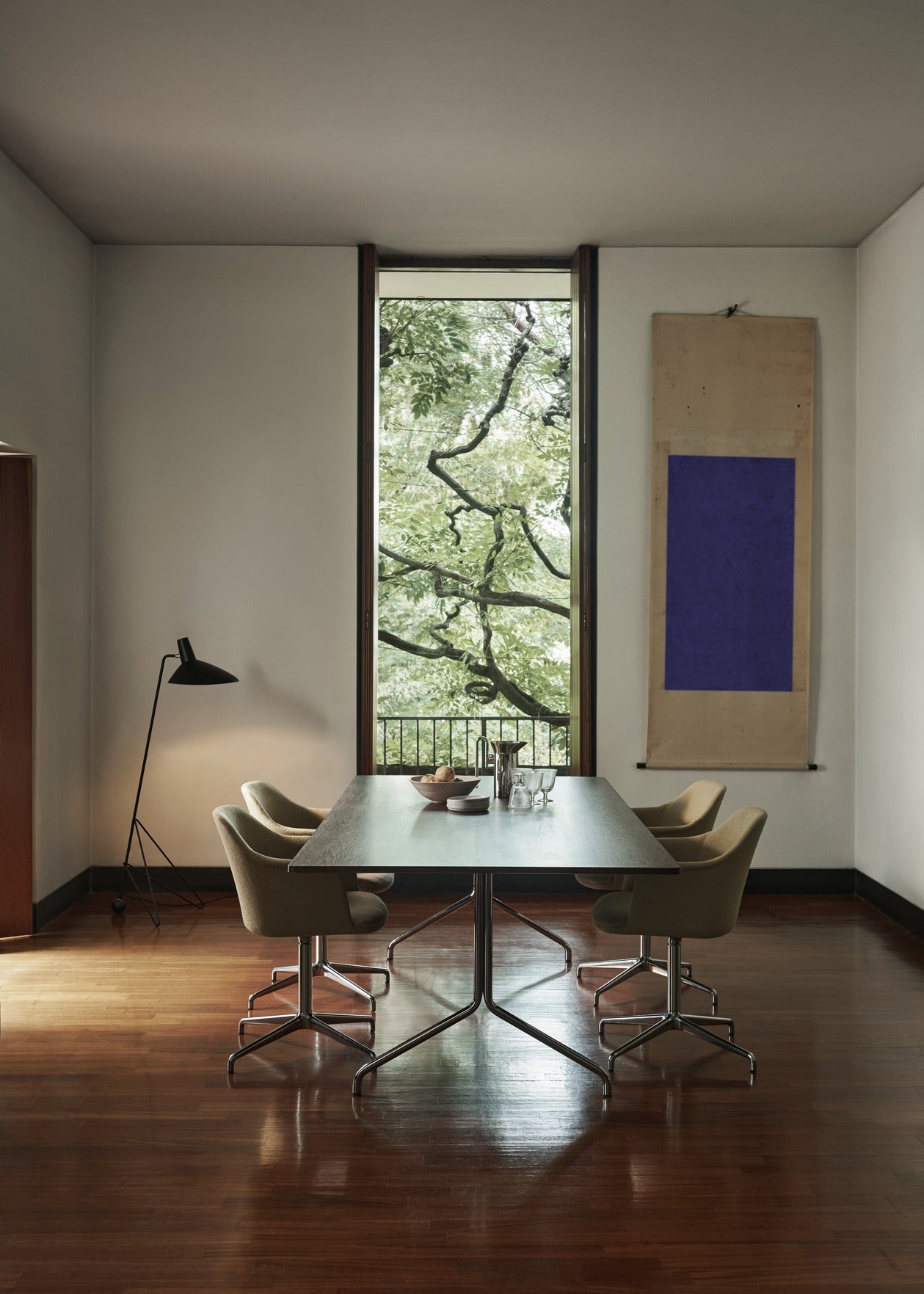 Mesa comedor &Tradition Pavilion AV24 con tablero de chapa y estructura de acero, diseño minimalista de Anderssen & Voll; Pavilion Dining Table AV24 — Pavilion AV24_Black Lacquered Oak w. Black; Pavilion Dining Table AV24 — Pavilion AV24_Lacquered Walnut w. Black; Pavilion Dining Table AV24 — Pavilion AV24_Black Lacquered Oak w. Chrome; Pavilion Dining Table AV24 — ATD_Retail_2024_Pavilion AV24_Rely HW41_Collect Wine glass SC79_Momento Jug JH38_Tripod HM9