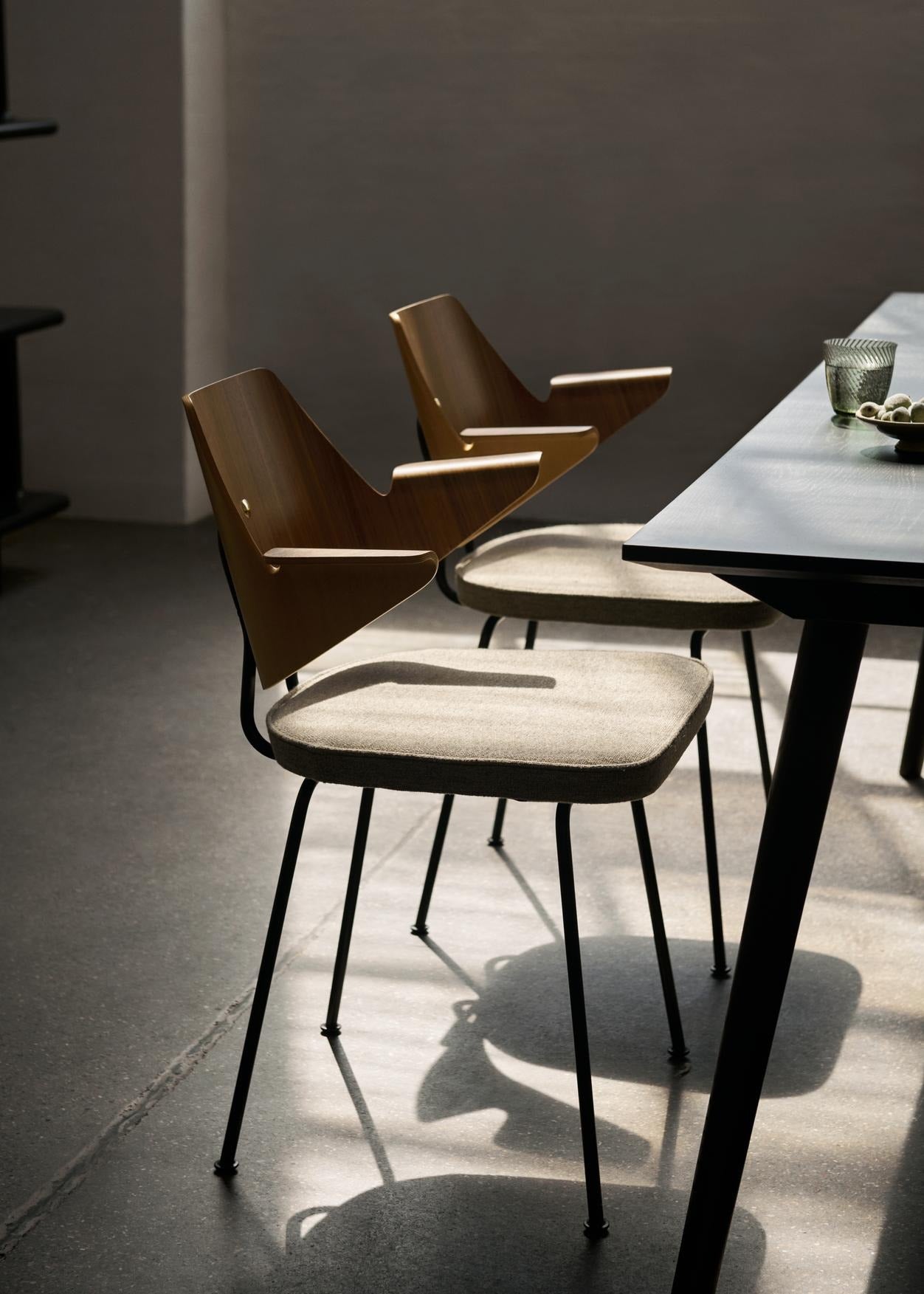 Sillón &Tradition RFH Armchair RD7 de Robin Day con estructura de acero, chapa de nogal y tapicería en espuma sobre fondo bla; RFH Armchair RD7 — ATD_Retail_2024_RFH Armchair RD7_In Between SK19