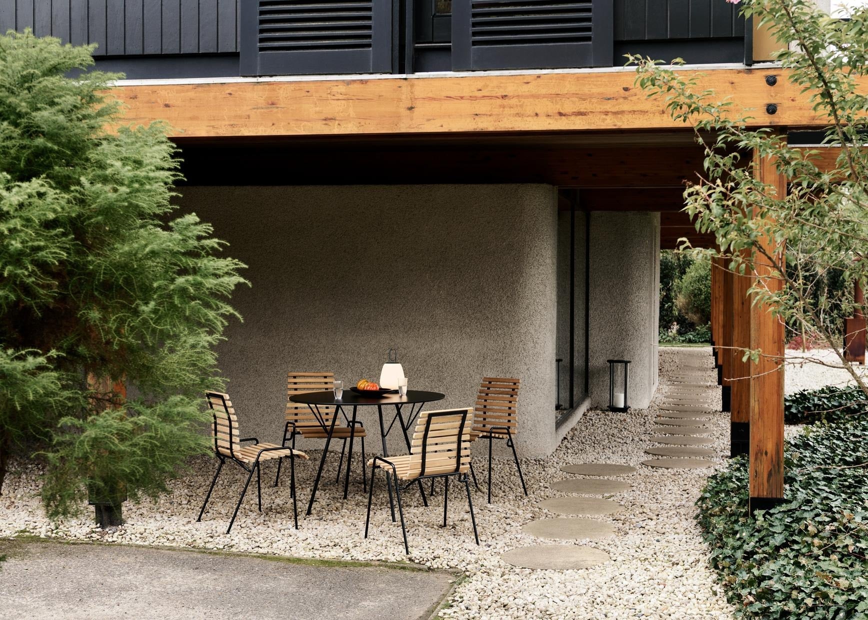 Silla exterior &Tradition Cushion RFH Terrace de Robin Day con tapicería acolchada y estructura para terraza; Cushion RFH Terrace Outdoor Side Chair RD4 — ATD_Retail_2024_RFH Terrace Chair RD4_RFH Terrace Table RD6_Collect Glass SC60_Lucca SC51_Hurricane SC83_portrait