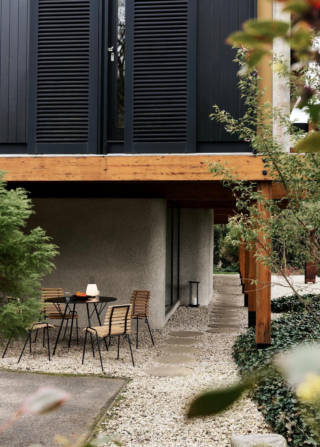 Silla exterior &Tradition Cushion RFH Terrace de Robin Day con tapicería acolchada y estructura para terraza; Cushion RFH Terrace Outdoor Side Chair RD4 — ATD_Retail_2024_RFH Terrace Chair RD4_RFH Terrace Table RD6_Collect Glass SC60_Lucca SC51_Hurricane SC83_portrait
