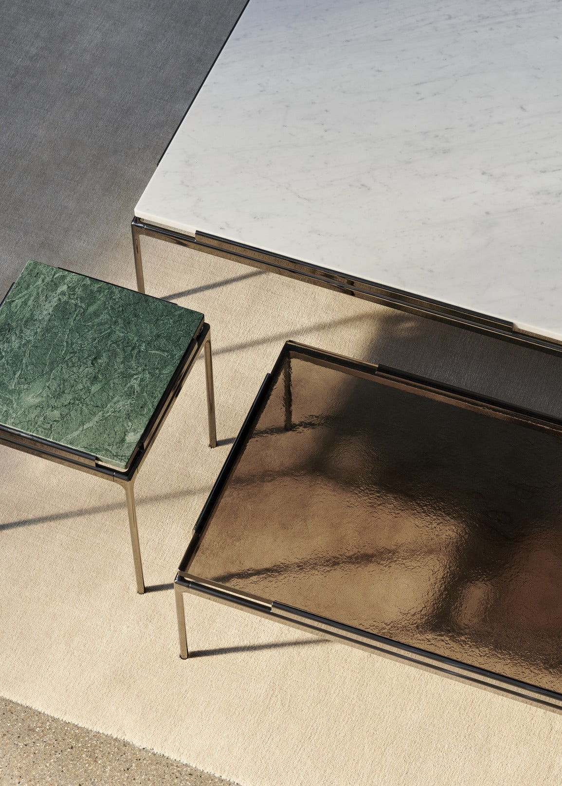 Mesa auxiliar &Tradition Sett LN11 con estructura de aluminio y superficie de cristal, diseño minimalista de Luca Nichetto; Sett Side Table LN11 — ATD_Retail_2024_Sett LN11_LN12_LN13; Sett Side Table LN11 — ATD_Retail_2024_Sett LN11_Mist AP17_Collect Glass SC78; Sett Side Table LN11 — Sett LN11 Bianco Carrera Marble w. Dark Chrome; Sett Side Table LN11 — Sett LN11-LN13_Smoked cast glass w. Dark Chrome