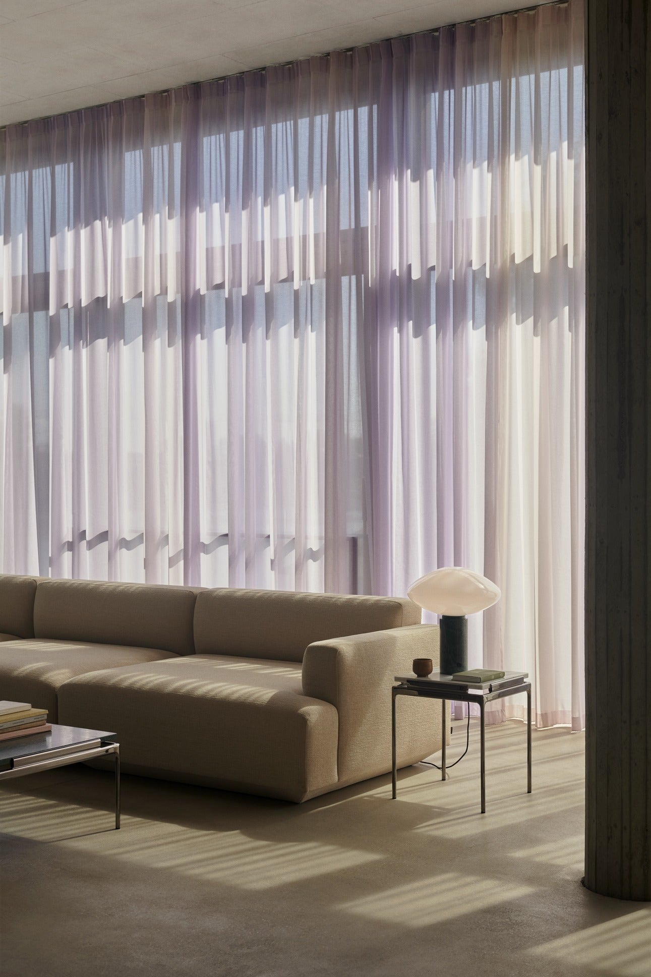 Lámpara de mesa &Tradition BASE Mist AP17 con diseño minimalista de All The Way to Paris sobre fondo neutro; BASE Mist Table Lamp AP17 — ATD_Retail_2024_Sett LN11,LN12_Mist AP17_Develius EV2A, EV2B, EV2C; BASE Mist Table Lamp AP17 — ATD_Retail_2025_Mist AP17_Wire Stool VP11_Marble Top Wire Stool VP11_The Moor AP19; BASE Mist Table Lamp AP17 — ATD_Retail_2023_Mist AP17_Alima NDS1; BASE Mist Table Lamp AP17 — ATD_Retail_2023_Mist AP17_Inland AV32_Collect Tray SC65_Momento Jug JH38_Collect Wine glass SC79
