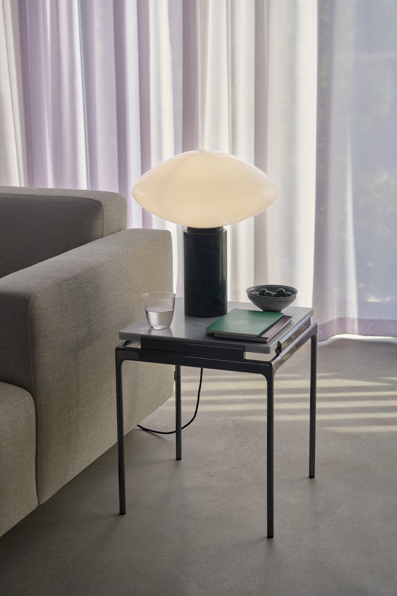 Mesa auxiliar &Tradition Sett LN11 con estructura de aluminio y superficie de cristal, diseño minimalista de Luca Nichetto; Sett Side Table LN11 — ATD_Retail_2024_Sett LN11_LN12_LN13; Sett Side Table LN11 — ATD_Retail_2024_Sett LN11_Mist AP17_Collect Glass SC78; Sett Side Table LN11 — Sett LN11 Bianco Carrera Marble w. Dark Chrome; Sett Side Table LN11 — Sett LN11-LN13_Smoked cast glass w. Dark Chrome