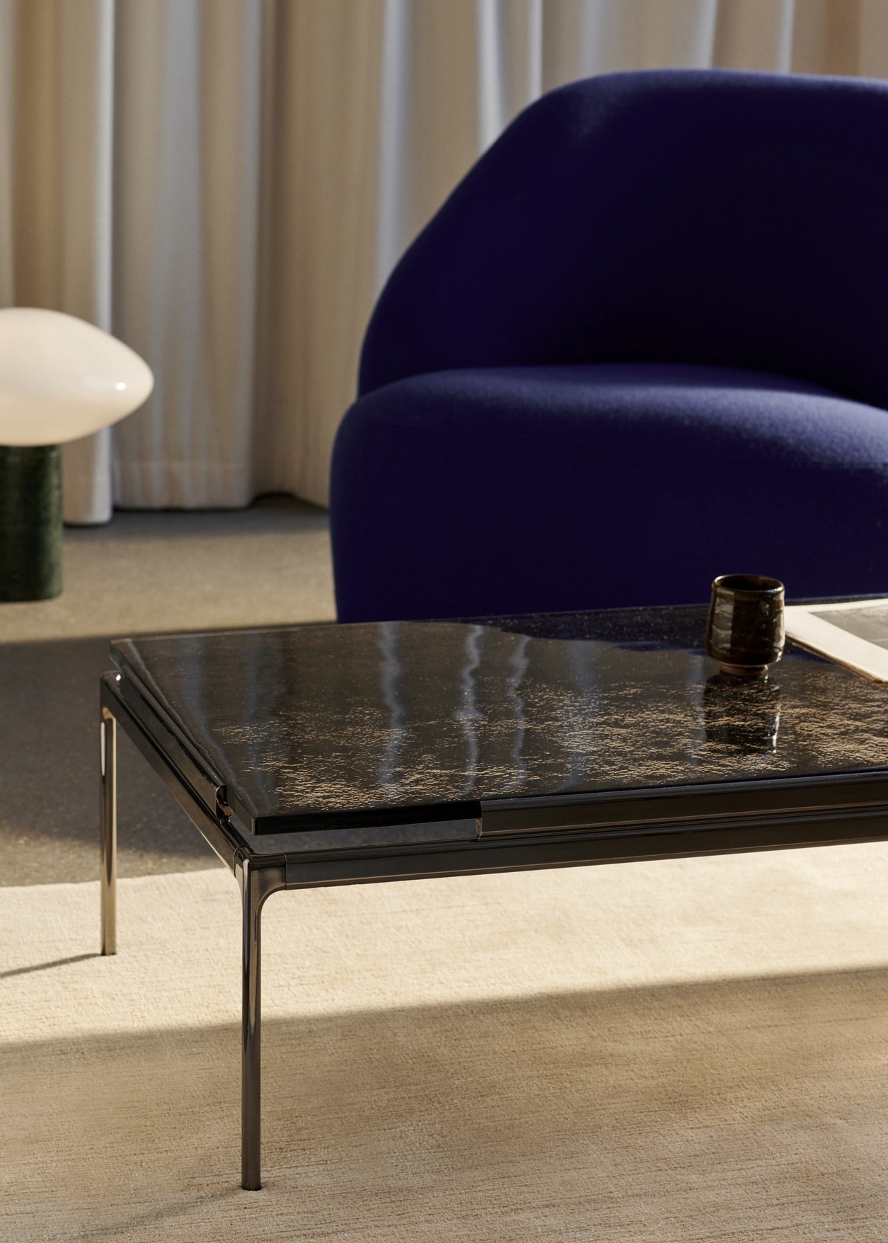 Mesa de centro &Tradition Sett LN12 con estructura de aluminio y sobre de cristal, diseñada por Luca Nichetto; Sett Coffee Table LN12 — ATD_Retail_2024_Sett LN12_Momento Jug JH38_Cruise AP12; Sett Coffee Table LN12 — ATD_Retail_2024_Sett LN12_detail_4; Sett Coffee Table LN12 — Sett LN12_Smoked cast glass w. Dark Chrome; Sett Coffee Table LN12 — ATD_Retail_2024_Sett LN12_Collect Glass SC61_The Moor AP7