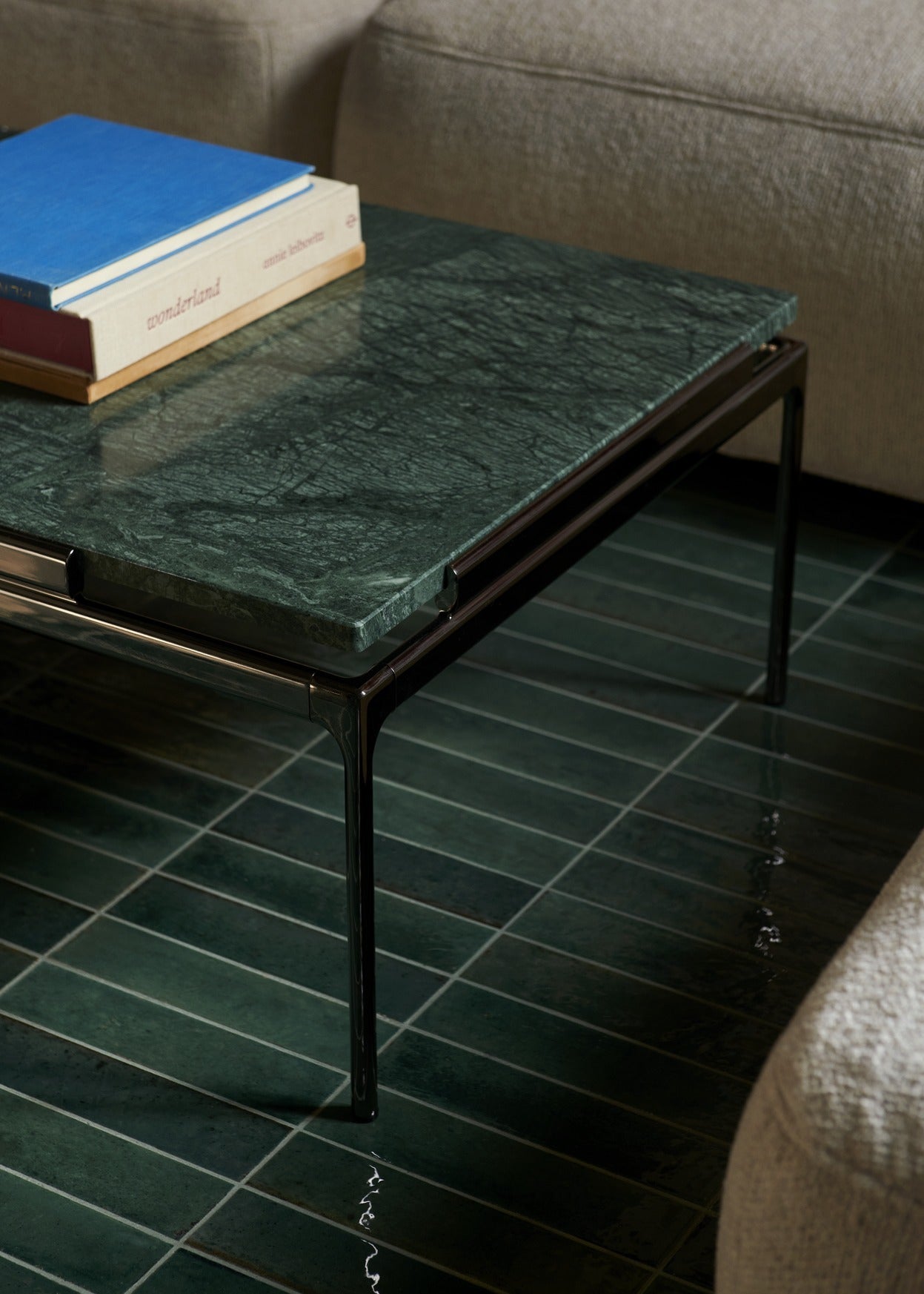 Mesa de centro &Tradition Sett LN12 con estructura de aluminio y sobre de cristal, diseñada por Luca Nichetto; Sett Coffee Table LN12 — ATD_Retail_2024_Sett LN12_Momento Jug JH38_Cruise AP12; Sett Coffee Table LN12 — ATD_Retail_2024_Sett LN12_detail_4; Sett Coffee Table LN12 — Sett LN12_Smoked cast glass w. Dark Chrome; Sett Coffee Table LN12 — ATD_Retail_2024_Sett LN12_Collect Glass SC61_The Moor AP7