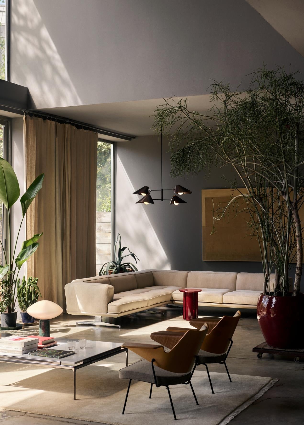 Alfombra &Tradition The Moor Rug AP19 en lana y viscosa con diseño contemporáneo de All The Way to Paris sobre fondo neutro; The Moor Rug AP19 — ATD_Retail_2024_The Moor AP19_RFH Lounge Chair RD8_Colette ATD6_Sett LN13; The Moor Rug AP19 — ATD_Retail_2024_The Moor AP19_Mist AP17_Bonnet SC93_Inland AV41_Tung JA3_Sett LN13_RFH Lounge Chair RD8; The Moor Rug AP19 — ATD_Retail_2024_Develius Configuration E_The Moor AP19_Tung JA3_Flowerpot VP12_AX HM11