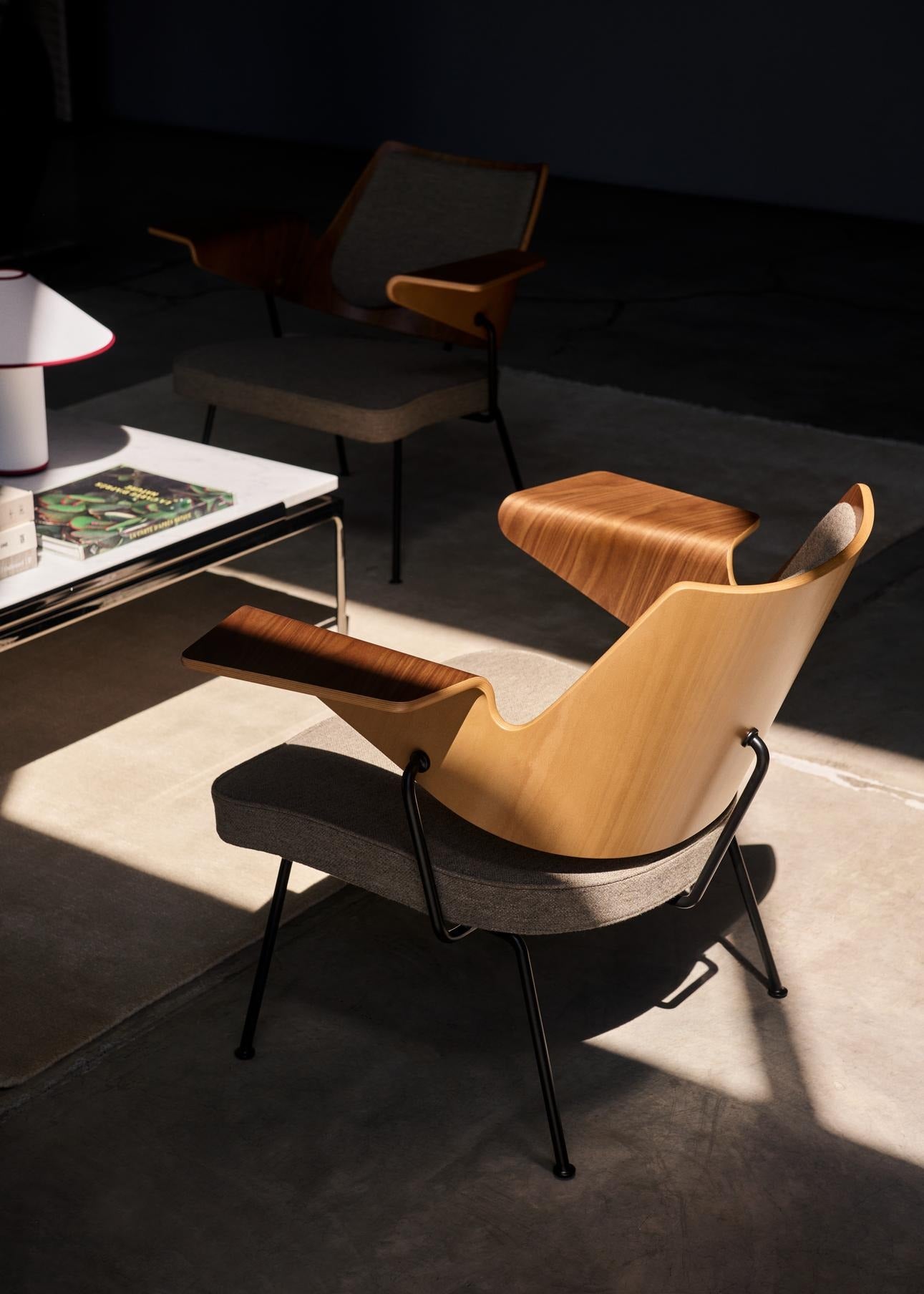 Alfombra &Tradition The Moor Rug AP19 en lana y viscosa con diseño contemporáneo de All The Way to Paris sobre fondo neutro; The Moor Rug AP19 — ATD_Retail_2024_The Moor AP19_RFH Lounge Chair RD8_Colette ATD6_Sett LN13; The Moor Rug AP19 — ATD_Retail_2024_The Moor AP19_Mist AP17_Bonnet SC93_Inland AV41_Tung JA3_Sett LN13_RFH Lounge Chair RD8; The Moor Rug AP19 — ATD_Retail_2024_Develius Configuration E_The Moor AP19_Tung JA3_Flowerpot VP12_AX HM11