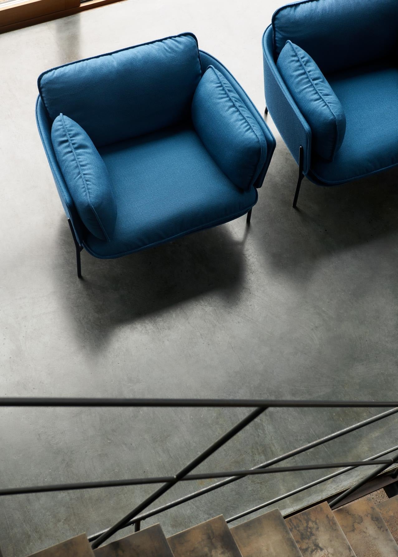 Sillón lounge &Tradition Cloud LN1 con estructura de madera, base de acero y tapizado de alta calidad en ambiente moderno; Cloud Lounge Chair LN1 — ATD_Retail_2025_Cloud LN1_01; Cloud Lounge Chair LN1 — ATD_Retail_2025_Cloud LN1_02