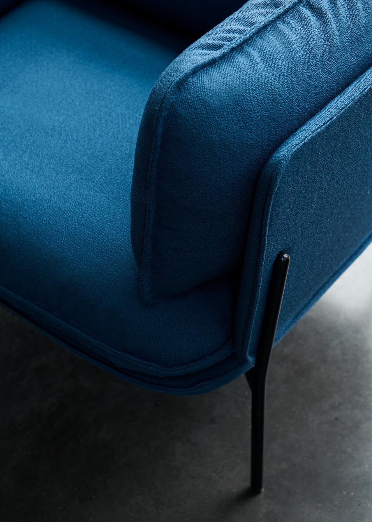 Sillón lounge &Tradition Cloud LN1 con estructura de madera, base de acero y tapizado de alta calidad en ambiente moderno; Cloud Lounge Chair LN1 — ATD_Retail_2025_Cloud LN1_01; Cloud Lounge Chair LN1 — ATD_Retail_2025_Cloud LN1_02