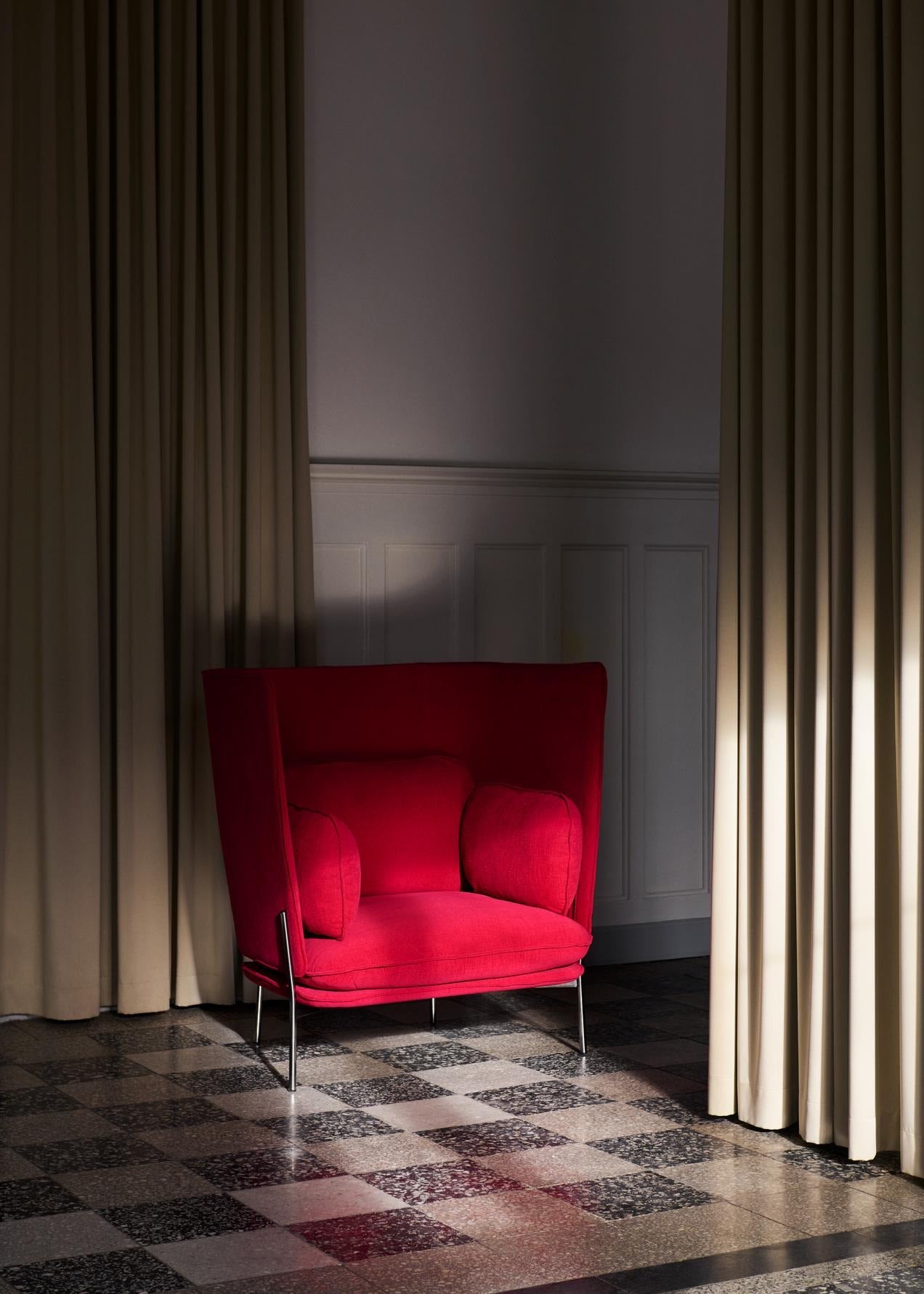 Sillón Cloud Lounge Chair LN5 de &Tradition diseñado por Luca Nichetto con estructura de madera y base de acero sobre fondo b; Cloud Lounge Chair LN5 — ATD_Retail_2025_Cloud LN5_02