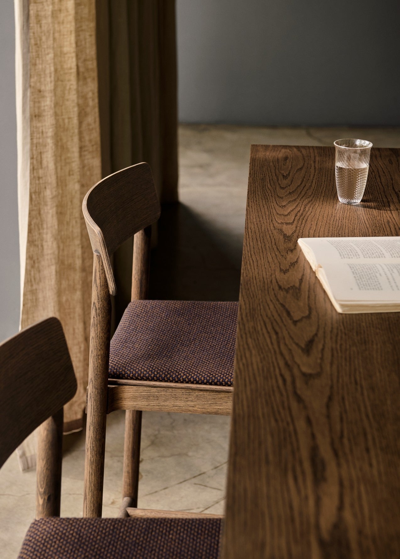 Vaso de cristal transparente &Tradition Collect SC60 diseñado por Space Copenhagen con líneas minimalistas y elegantes sobre ; Collect Drinking Glass SC60 — ATD_Retail_2025_Collect SC60_In Between SK26_Betty TK14; Collect Drinking Glass SC60 — ATD_Retail_2025_Collect SC60_In Between SK26_Betty TK12; Collect Drinking Glass SC60 — ATD_Retail_2025_Collect SC60_In Between SK26_Betty TK13