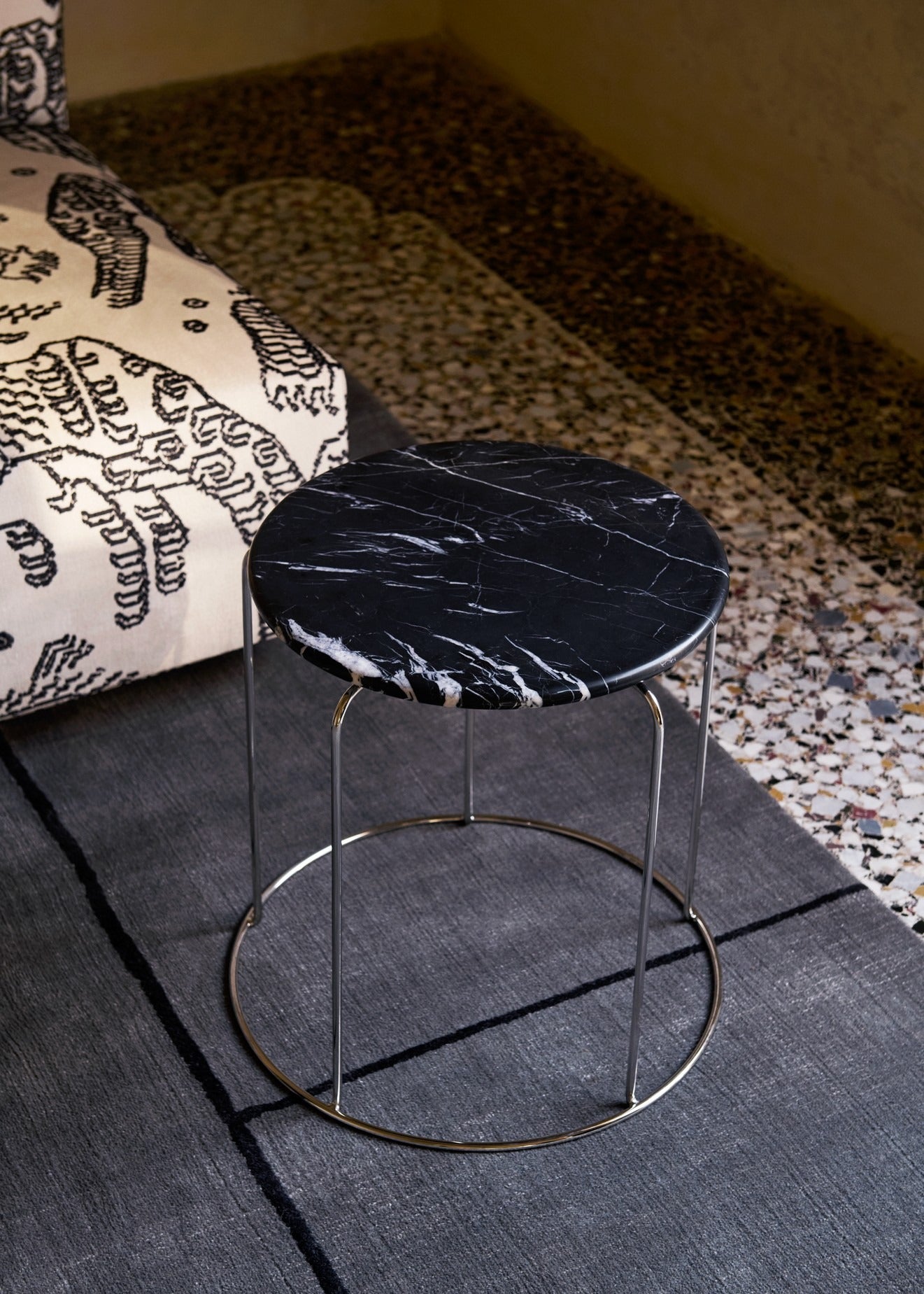 Alfombra &Tradition Cruise Rug AP23 diseñada por All The Way to Paris en lana, viscosa y seda de bambú con patrón geométrico ; Cruise Rug AP23 — ATD_Retail_2025_Cruise AP23_Develius EV1C_Wire Stool VP11_Marble Top Wire Stool VP11; Cruise Rug AP23 — ATD_Retail_2025_Cruise AP23_Muno LN18_02; Cruise Rug AP23 — ATD_Retail_2025_Cruise AP23_Muno LN18