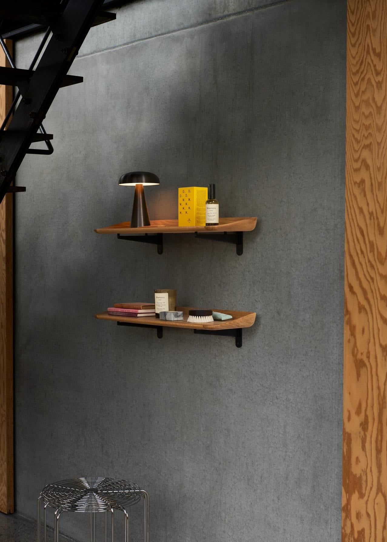 Estantería modular Guild Shelf HM14 de &Tradition con estructura de aluminio y estantes de madera maciza diseñada por Hvidt &