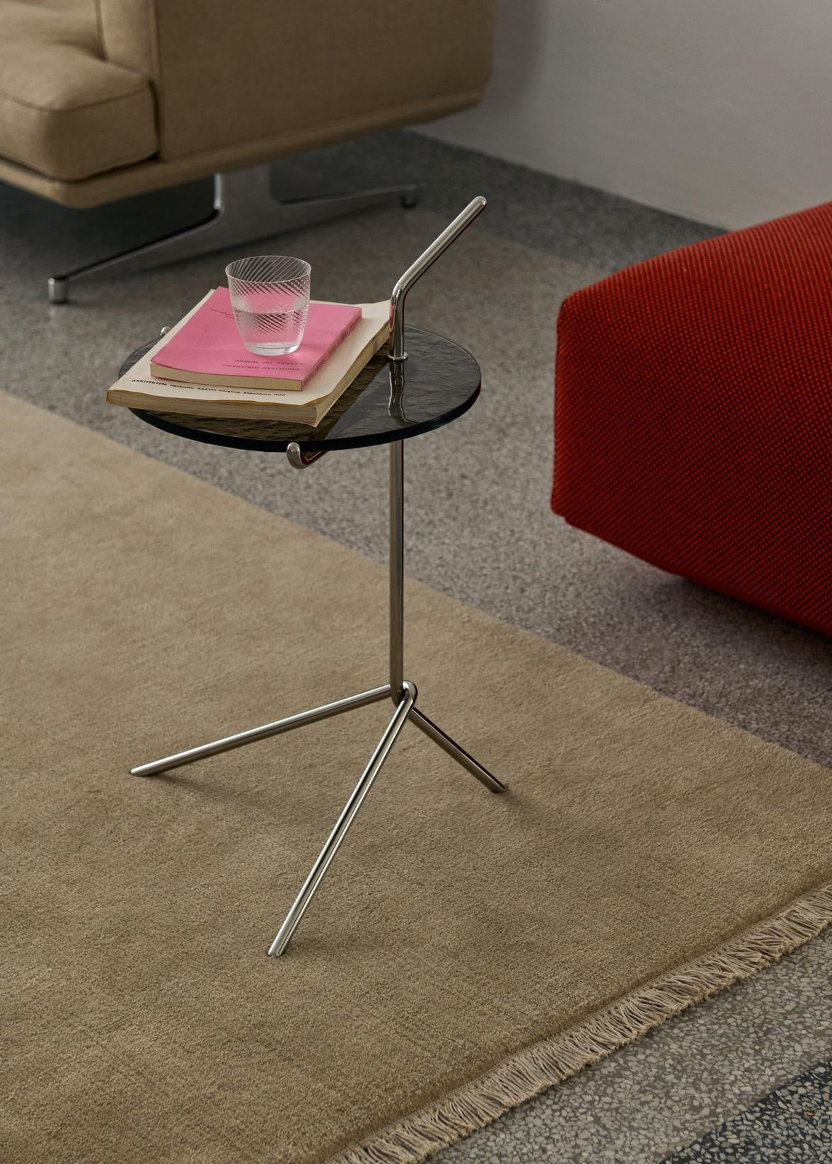Mesa auxiliar Halten SH9 de &Tradition con estructura de acero inoxidable y tablero de cristal, diseño minimalista de Sebasti; Halten Side Table SH9 — ATD_Retail_2024_Halten SH9_Collect Glass SC78; Halten Side Table SH9 — Halten SH9_Verde Guatemala Marble w. Polished stainless steel_detail; Halten Side Table SH9 — ATD_Retail_2025_Halten SH9_The Moor AP19; Halten Side Table SH9 — ATD_Retail_2024_Halten SH9_3