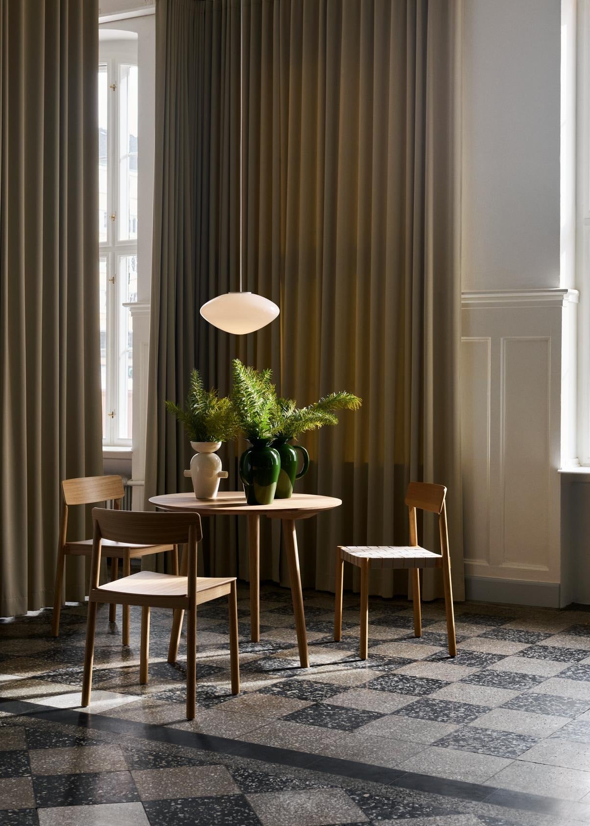 Mesa auxiliar In Between SK13 de &Tradition en roble macizo, diseño minimalista nórdico de Sami Kallio sobre fondo blanco; In Between Side Table SK13 — In-Between-SK13- oiled Oak; In Between Side Table SK13 — In Between_SK13-SK15_Smoked oiled Oak; In Between Side Table SK13 — ATD_Retail_2025_In Between SK13_Betty TK1_Betty TK2_Momento Vase JH41_Momento Vase JH40; In Between Side Table SK13 — In-Between-SK13-Smoked-Oiled-Oak