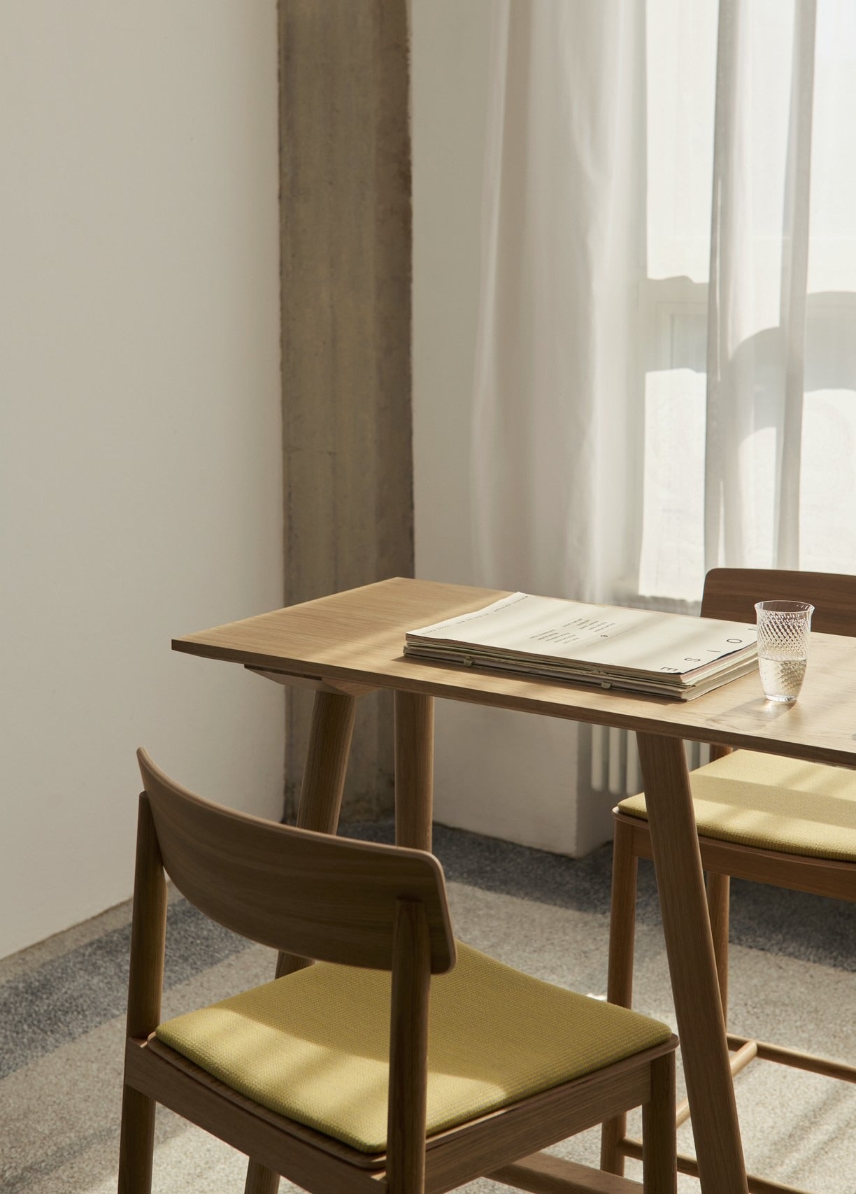Mesa alta In Between SK27 de &Tradition en roble macizo y chapeado, diseño minimalista escandinavo de Sami Kallio sobre fondo; In Between Bar Table SK27 — 146624A277A086_In Between Bar Table SK27_Lacquered Oak_Angled Front; In Between Bar Table SK27 — 146625A361A085_In Between Bar Table SK27_Smoked Lacquered Oak_Angled Front; In Between Bar Table SK27 — ATD_Retail_2025_Rombe Configuration A_In Between SK27_Betty TK15; In Between Bar Table SK27 — ATD_Retail_2025_In Between SK27_Collect SC60_Betty TK17