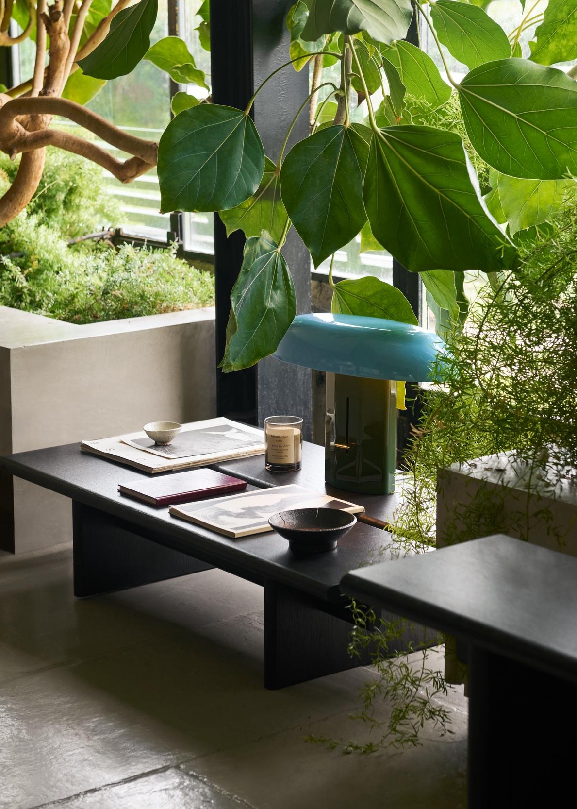 Mesa de centro Ita Coffee Table de &Tradition en MDF con chapa de roble natural, diseño minimalista escandinavo sobre fondo b; Ita Coffee Table OS3 — Ita Coffee Table OS3_Veneer Dark Stained Oak w. Dark Stained Oak Legs_Angled Front; Ita Coffee Table OS3 — ATD_Retail_2025_Ita OS3_Montera JH42; Ita Coffee Table OS3 — Ita Coffee Table OS3_Veneer Oak w. Oak Legs_Detail; Ita Coffee Table OS3 — Ita Coffee Table OS3_Veneer Dark Stained Oak w. Dark Stained Oak Legs_Detail
