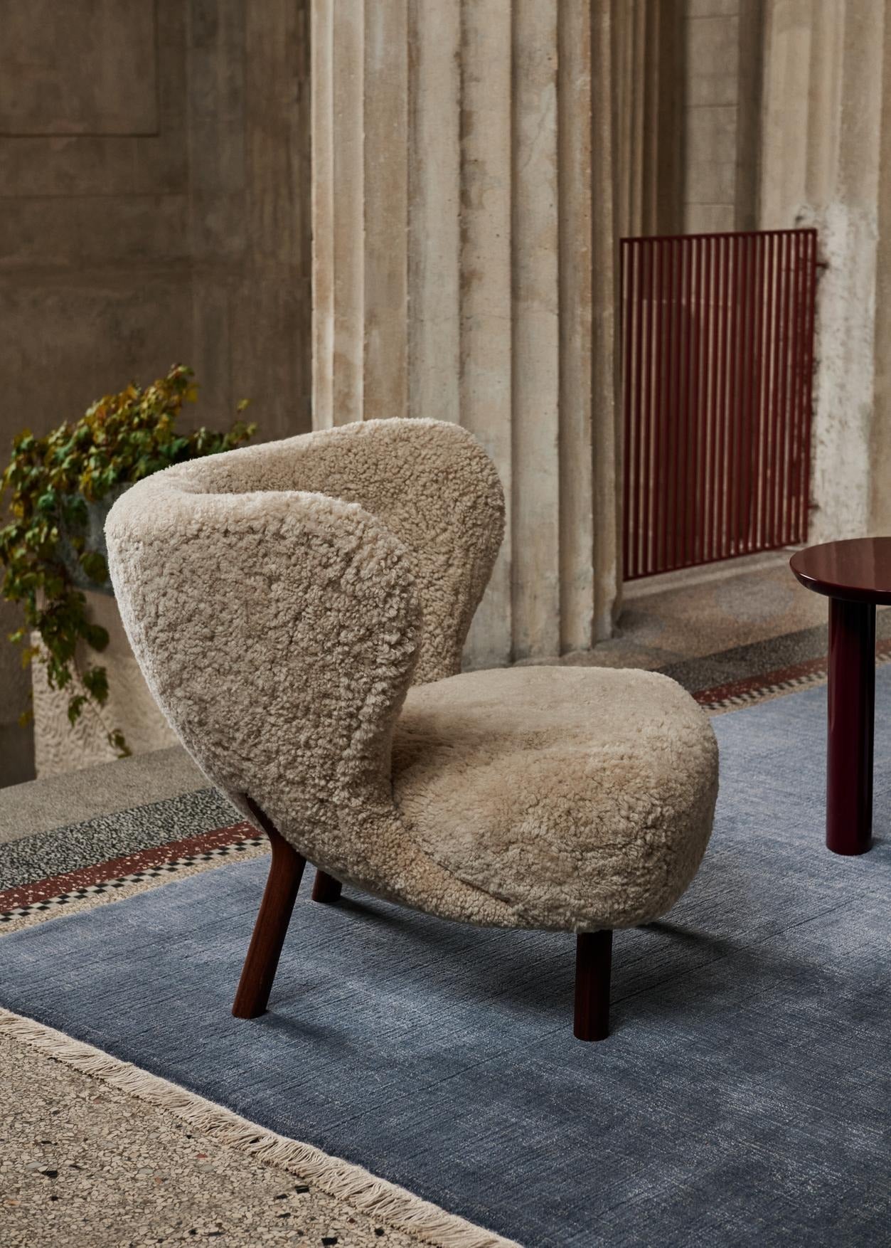 Sillón lounge &Tradition Little Petra VB1 con estructura de madera curvada y tapizado en tela, diseño danés de Viggo Boesen; Little Petra Lounge Chair VB1 — Little Petra VB1 &amp; Pouf ATD1_Hallingdal 130 w. Oak; Little Petra Lounge Chair VB1 — ATD_Retail_2021_Little Petra VB1_Pouf ATD1_Lato LN8_Tripod HM8_Betty TK4; Little Petra Lounge Chair VB1 — ATD_Retail_2022_Little Petra VB1_Tung JA3_Betty TJ5; Little Petra Lounge Chair VB1 — ATD_Retail_2022_Little Petra VB1_Pouf ATD1_Caret MF1_Tripod HM8_Tung JA3