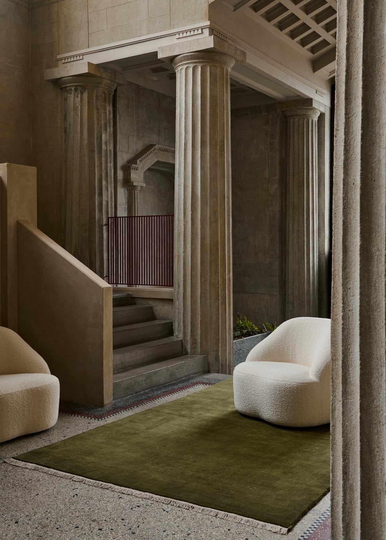 Sillón lounge &Tradition Margas LC2 diseñado por Liljencrantz, estructura de madera con tapizado y relleno de espuma; Margas Lounge Chair LC2 — ATD_Retail_2025_Margas LC2_The Moor AP19