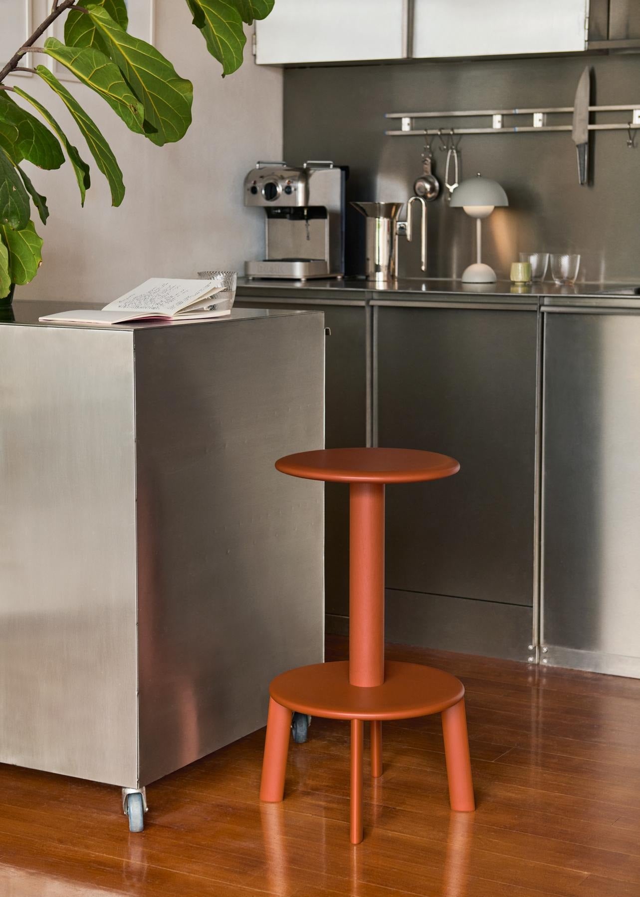 Taburete counter &Tradition Massif AV39 de madera maciza y acero negro con respaldo curvo diseñado por Anderssen & Voll