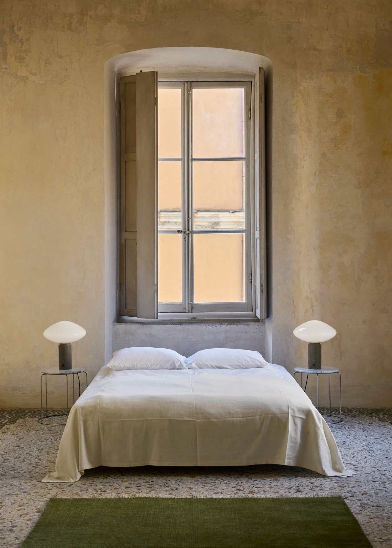 Lámpara de mesa &Tradition BASE Mist AP17 con diseño minimalista de All The Way to Paris sobre fondo neutro; BASE Mist Table Lamp AP17 — ATD_Retail_2024_Sett LN11,LN12_Mist AP17_Develius EV2A, EV2B, EV2C; BASE Mist Table Lamp AP17 — ATD_Retail_2025_Mist AP17_Wire Stool VP11_Marble Top Wire Stool VP11_The Moor AP19; BASE Mist Table Lamp AP17 — ATD_Retail_2023_Mist AP17_Alima NDS1; BASE Mist Table Lamp AP17 — ATD_Retail_2023_Mist AP17_Inland AV32_Collect Tray SC65_Momento Jug JH38_Collect Wine glass SC79