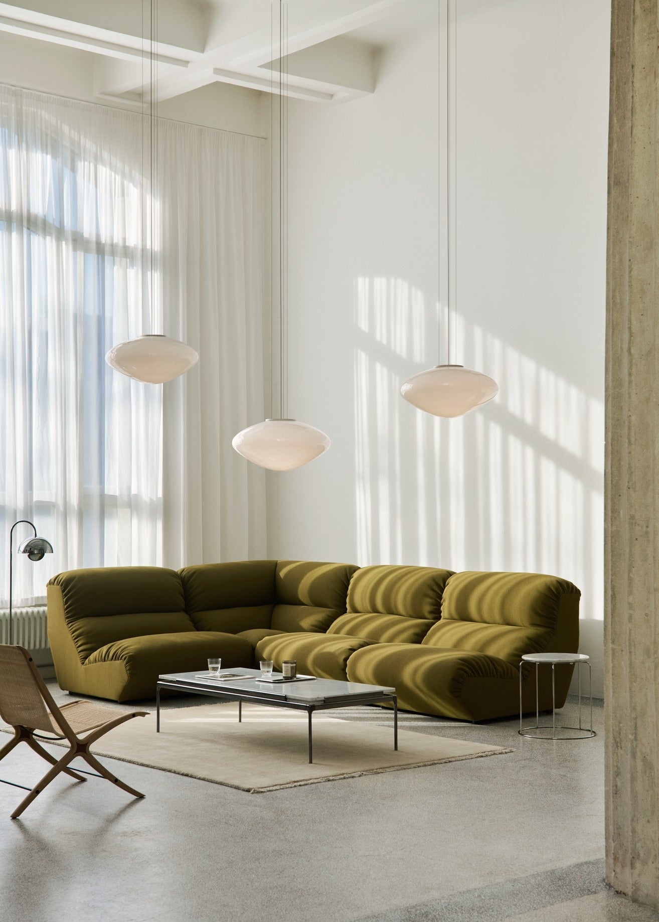 Lámpara colgante &Tradition Mist Pendant AP20 en cristal translúcido con estructura de acero y cordón textil, diseño minimali; LIGHT FIXTURE Mist Pendant AP20 — ATD_Retail_2025_Mist AP20_Momento JH38_Topan VP14_Table Top Wire Stool VP11_Wire Stool VP11_Ita OS5_Ita OS2; LIGHT FIXTURE Mist Pendant AP20 — ATD_Retail_2025_Mist AP20_Flowerpot VP12_Hi Lo AV54_Hi Lo AV55_Table Top Wire Stool VP11_Wire Stool VP11_The Moor AP18_X HM10_Sett LN12_Collect SC78_Mnemonic MNC5