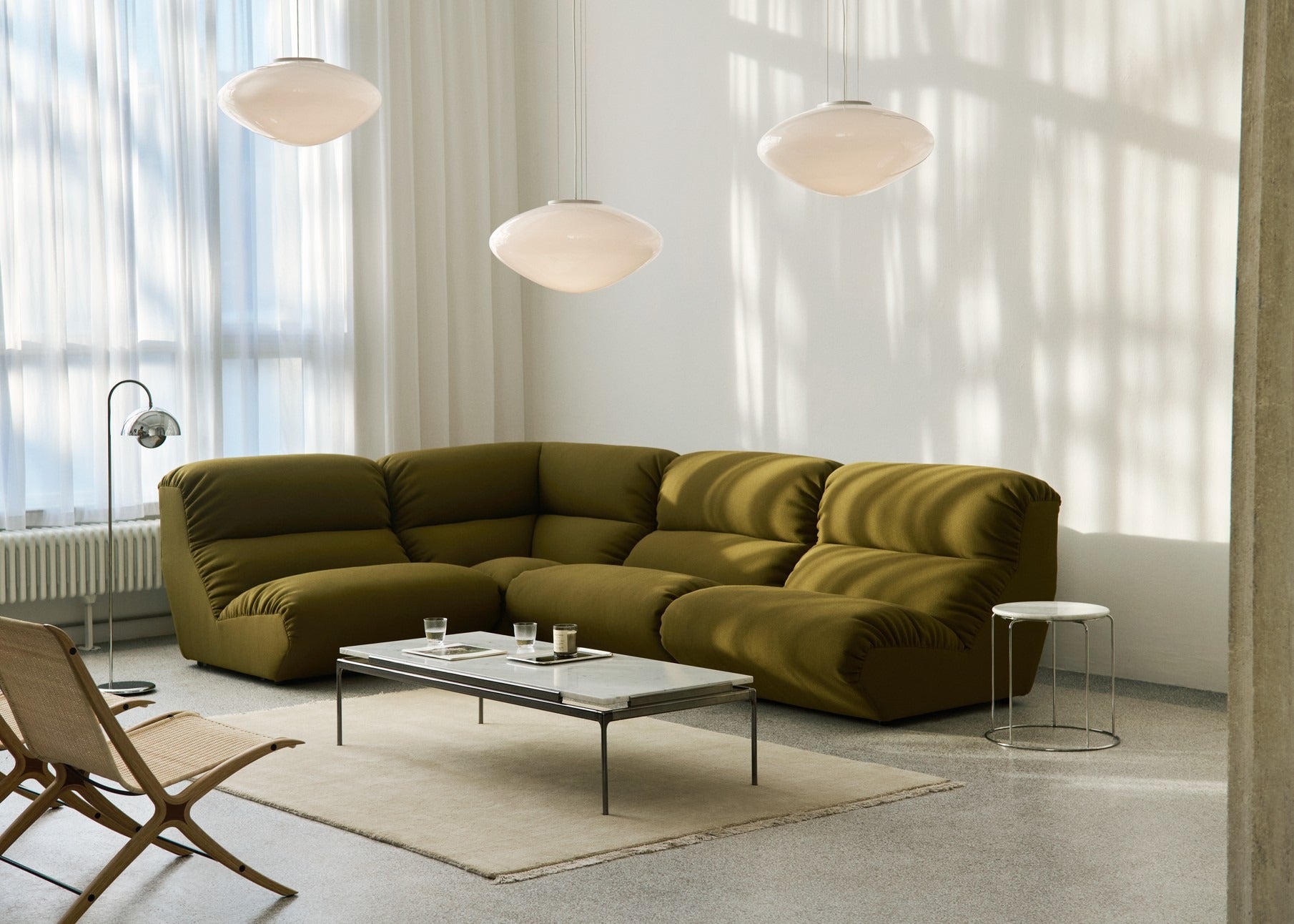 Lámpara colgante &Tradition Mist Pendant AP20 en cristal translúcido con estructura de acero y cordón textil, diseño minimali; LIGHT FIXTURE Mist Pendant AP20 — ATD_Retail_2025_Mist AP20_Momento JH38_Topan VP14_Table Top Wire Stool VP11_Wire Stool VP11_Ita OS5_Ita OS2; LIGHT FIXTURE Mist Pendant AP20 — ATD_Retail_2025_Mist AP20_Flowerpot VP12_Hi Lo AV54_Hi Lo AV55_Table Top Wire Stool VP11_Wire Stool VP11_The Moor AP18_X HM10_Sett LN12_Collect SC78_Mnemonic MNC5