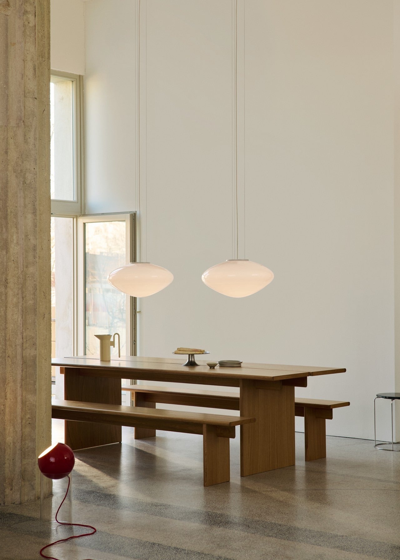 Lámpara colgante &Tradition Mist Pendant AP20 en cristal translúcido con estructura de acero y cordón textil, diseño minimali; LIGHT FIXTURE Mist Pendant AP20 — ATD_Retail_2025_Mist AP20_Momento JH38_Topan VP14_Table Top Wire Stool VP11_Wire Stool VP11_Ita OS5_Ita OS2; LIGHT FIXTURE Mist Pendant AP20 — ATD_Retail_2025_Mist AP20_Flowerpot VP12_Hi Lo AV54_Hi Lo AV55_Table Top Wire Stool VP11_Wire Stool VP11_The Moor AP18_X HM10_Sett LN12_Collect SC78_Mnemonic MNC5