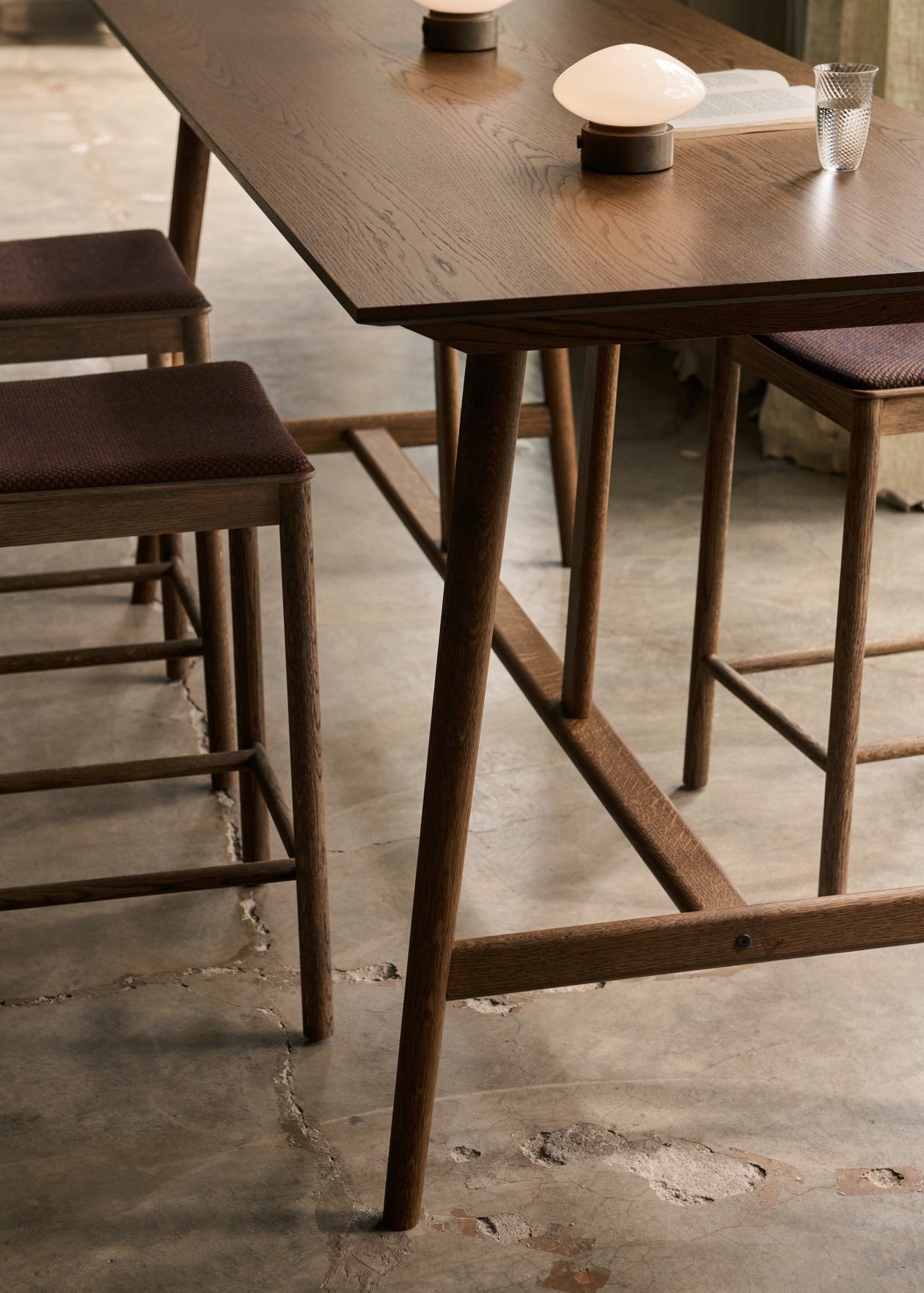 Lámpara portátil &Tradition Mist AP21 con base de mármol y pantalla de cristal soplado a mano, diseño minimalista; Mist Portable Lamp AP21 — ATD_Retail_2025_Mist AP21_Wire Stool VP11_Table Top Wire Stool VP11_The Moor AP18_Flowerpot VP12_Hi Lo AV54; Mist Portable Lamp AP21 — ATD_Retail_2025_Mist AP21_Collect SC60_In Between SK26_Betty TK14_2