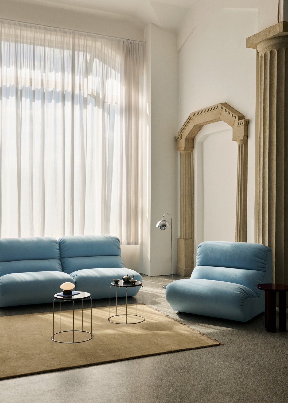 Lámpara portátil &Tradition Mist AP21 con base de mármol y pantalla de cristal soplado a mano, diseño minimalista; Mist Portable Lamp AP21 — ATD_Retail_2025_Mist AP21_Wire Stool VP11_Table Top Wire Stool VP11_The Moor AP18_Flowerpot VP12_Hi Lo AV54; Mist Portable Lamp AP21 — ATD_Retail_2025_Mist AP21_Collect SC60_In Between SK26_Betty TK14_2