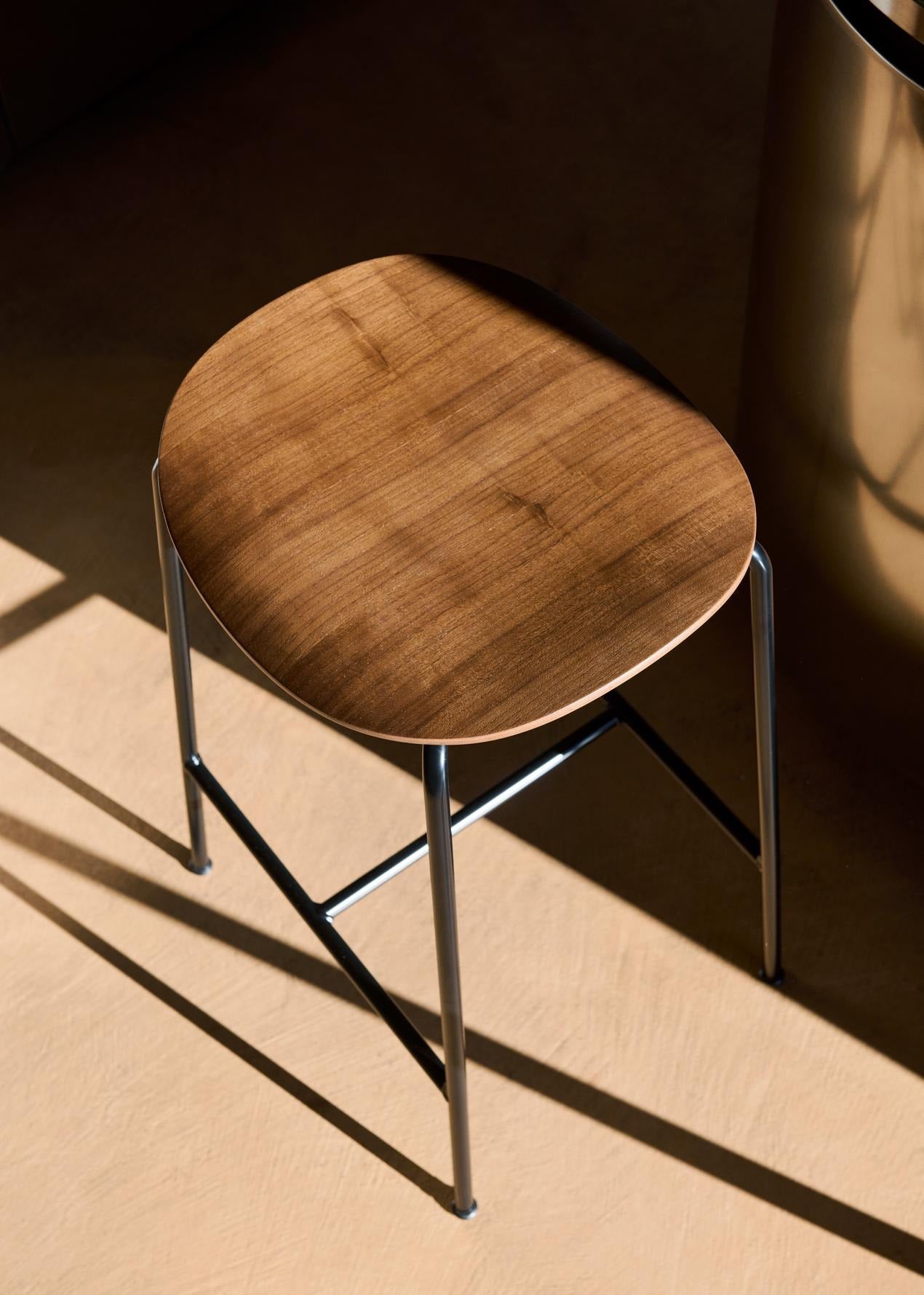 Taburete counter Pavilion AV37 de &Tradition con estructura de tubos de acero y asiento de chapa moldeada por Anderssen & Vol; Pavilion Counter Stool AV37 — Pavilion Counter Stool AV37_Black frame_Lacquered Walnut_Angled front; Pavilion Counter Stool AV37 — Pavilion Counter Stool AV37_Black frame_Black Lacquered Oak_Angled front; Pavilion Counter Stool AV37 — ATD_Retail_2025_Pavilion AV37_03; Pavilion Counter Stool AV37 — ATD_Retail_2025_Pavilion AV37_02