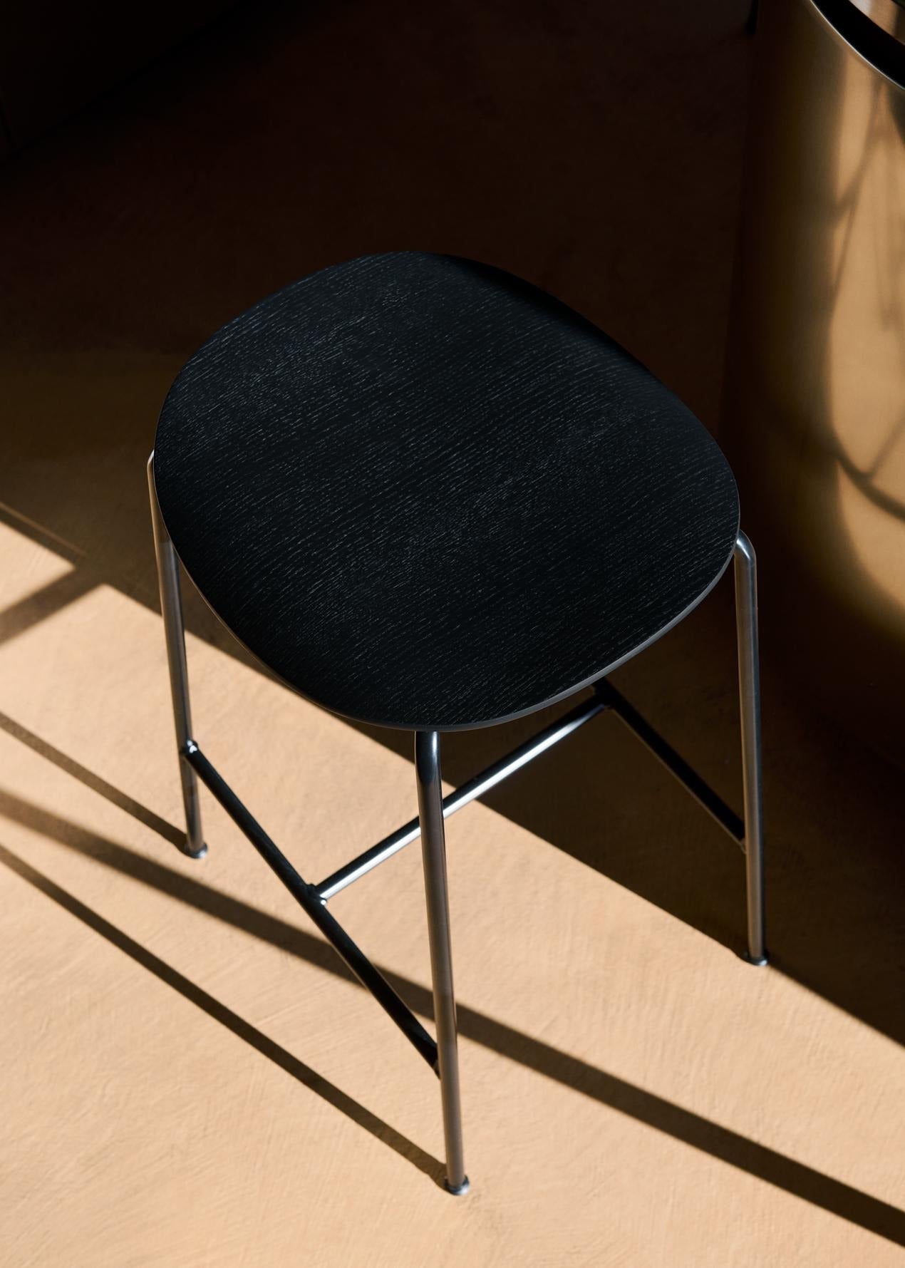 Taburete counter Pavilion AV37 de &Tradition con estructura de tubos de acero y asiento de chapa moldeada por Anderssen & Vol; Pavilion Counter Stool AV37 — Pavilion Counter Stool AV37_Black frame_Lacquered Walnut_Angled front; Pavilion Counter Stool AV37 — Pavilion Counter Stool AV37_Black frame_Black Lacquered Oak_Angled front; Pavilion Counter Stool AV37 — ATD_Retail_2025_Pavilion AV37_03; Pavilion Counter Stool AV37 — ATD_Retail_2025_Pavilion AV37_02