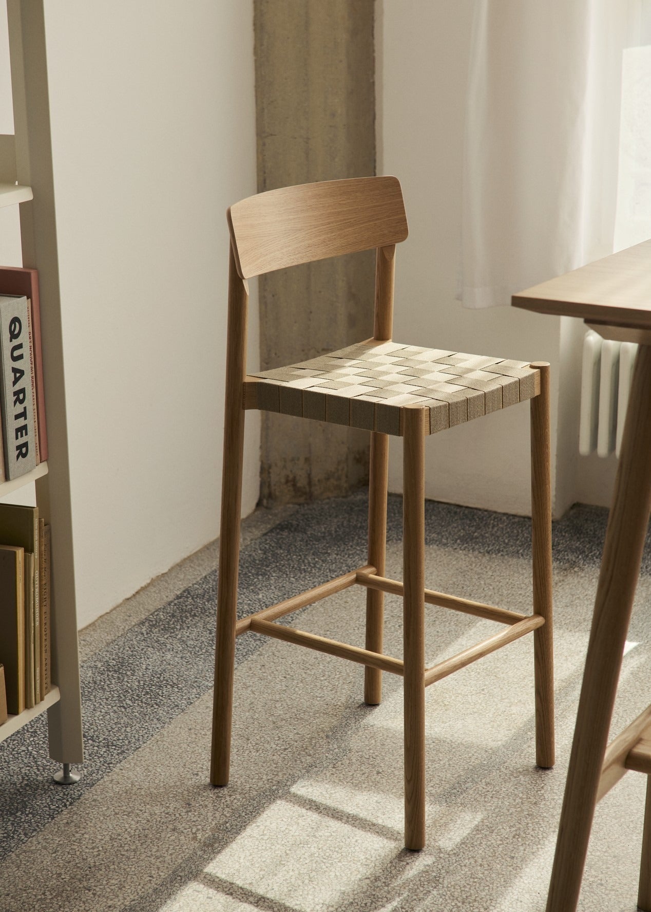 Mesa alta In Between SK27 de &Tradition en roble macizo y chapeado, diseño minimalista escandinavo de Sami Kallio sobre fondo; In Between Bar Table SK27 — 146624A277A086_In Between Bar Table SK27_Lacquered Oak_Angled Front; In Between Bar Table SK27 — 146625A361A085_In Between Bar Table SK27_Smoked Lacquered Oak_Angled Front; In Between Bar Table SK27 — ATD_Retail_2025_Rombe Configuration A_In Between SK27_Betty TK15; In Between Bar Table SK27 — ATD_Retail_2025_In Between SK27_Collect SC60_Betty TK17