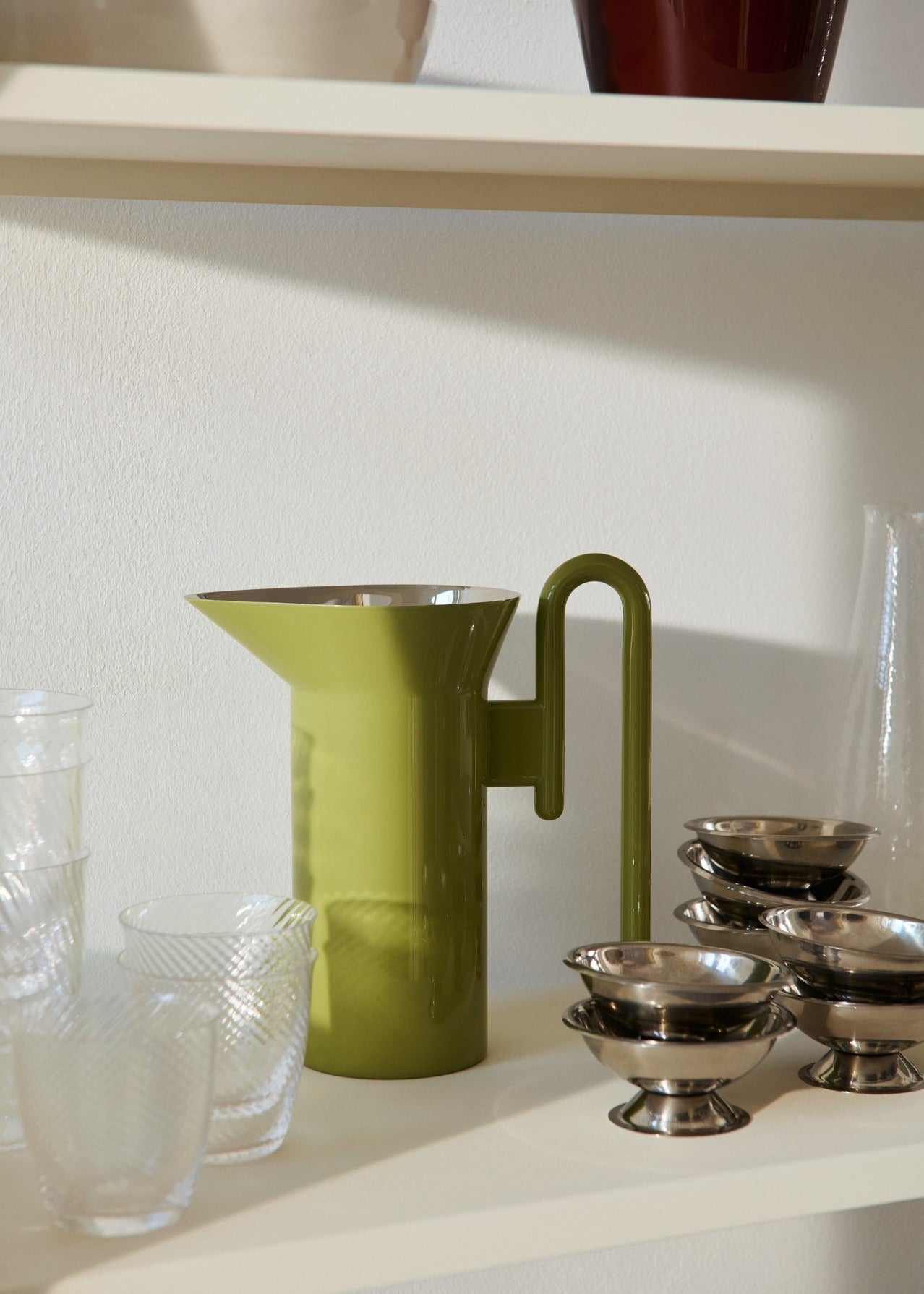 Jarra Momento Jug JH38 de &Tradition diseñada por Jaime Hayon en acero inoxidable con forma escultural y acabado pulido brill