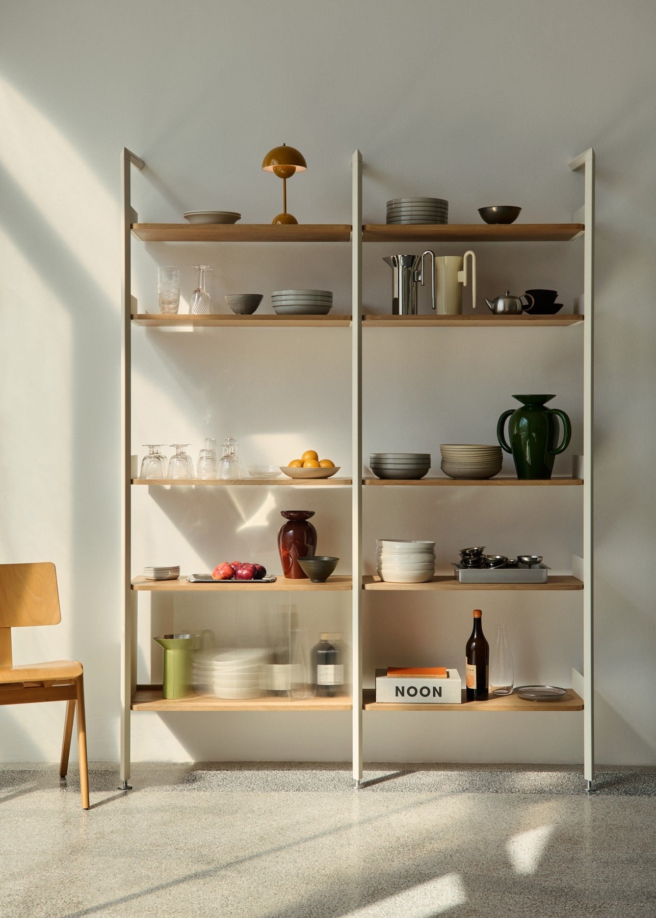 Vaso de cristal &Tradition Collect SC78 diseñado por Space Copenhagen, líneas minimalistas sobre fondo neutro