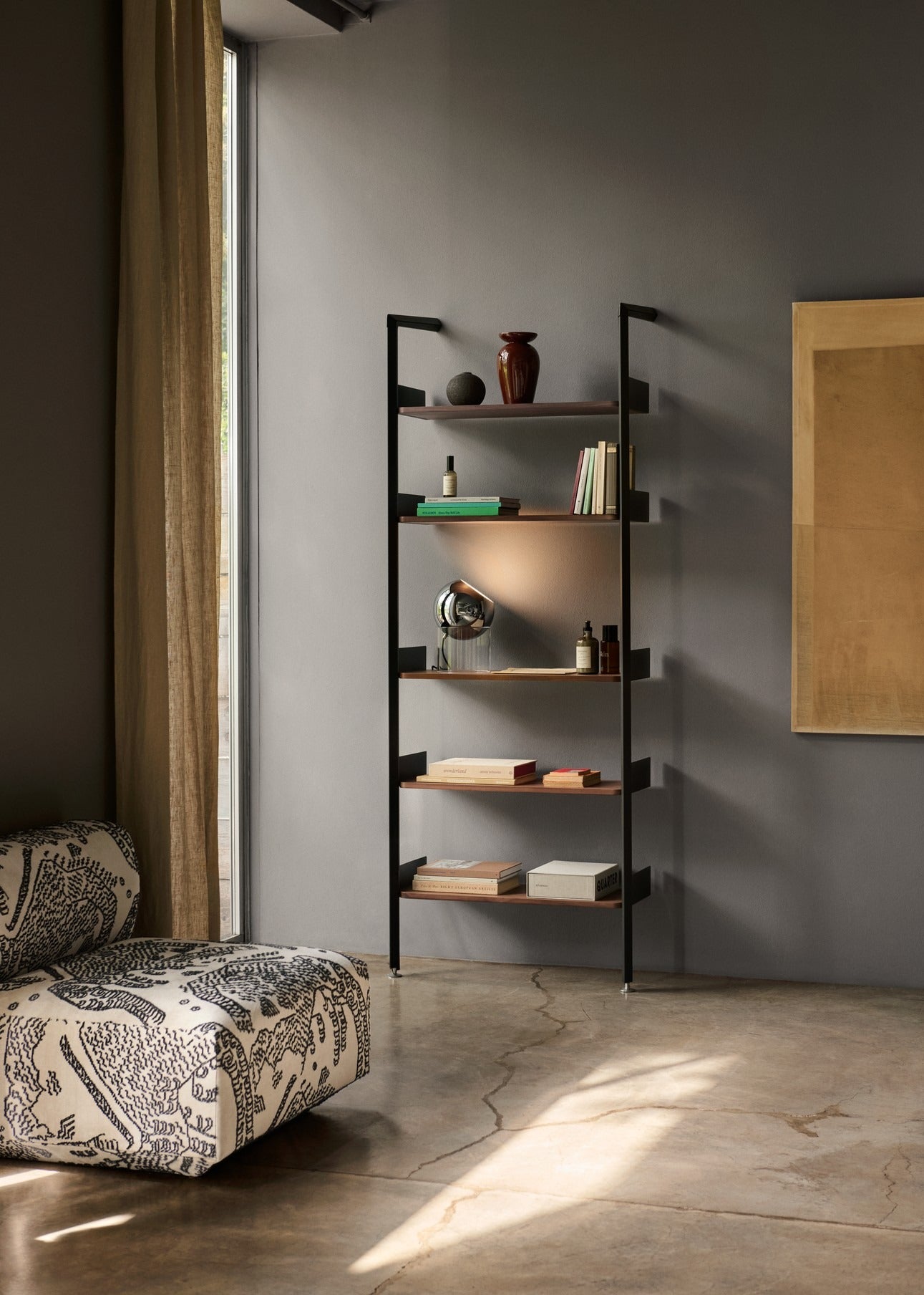 Mueble modular &Tradition Rombe Configuration A con acabado de chapa lacada al agua y estructura de acero powder-coated; Rombe Configuration A IF1 — ATD_Retail_2025_Rombe IF1_Momento JH47_Mnemonic MNC4_Topan VP13_Mnemonic MNC2_Develius EV1C