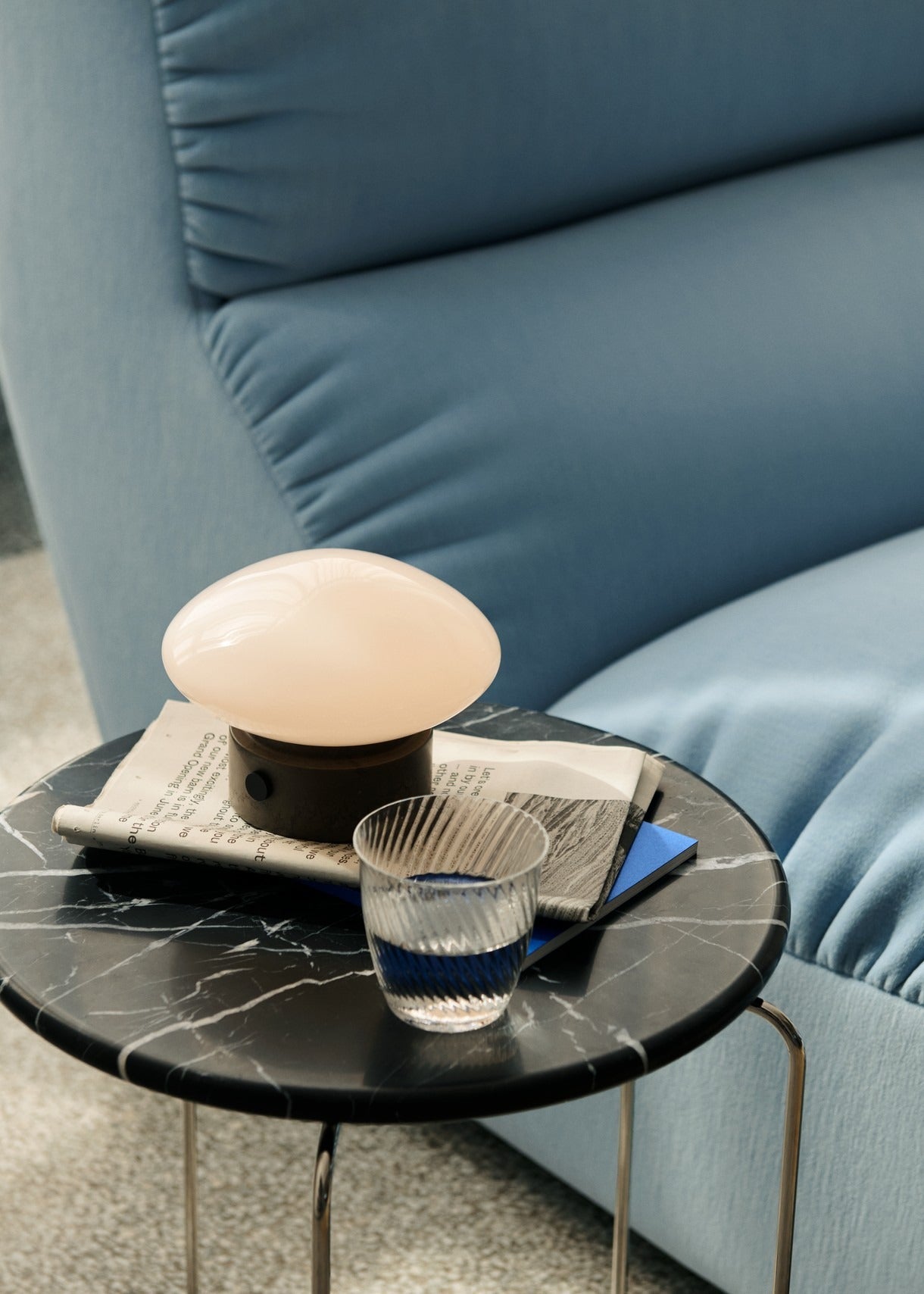 Cojín magnético tapizado &Tradition Seat Pad Wire Stool VP11 diseñado por Verner Panton sobre fondo blanco; Seat Pad Wire Stool VP11 — 146546A336_Table Top Wire Stool VP11_Marble Nero Marquina_Front; Seat Pad Wire Stool VP11 — Wire Stool VP11_Stainless Steel w. Hallingdal 723 Seat Pad_Detail; Seat Pad Wire Stool VP11 — ATD_Retail_2025_Wire Stool VP11_Table Top Wire Stool VP11_Hi Lo AV54_Mist AP21_Collect SC78; Seat Pad Wire Stool VP11 — ATD_Retail_2024_Wirestool VP11_Topan VP6