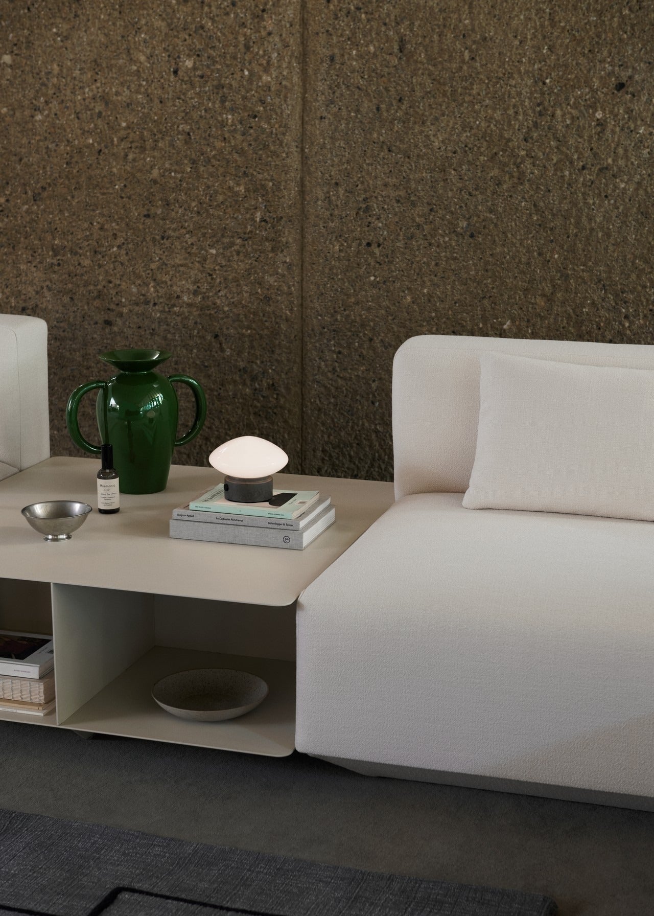 Mesa de centro Develius EV3 de &Tradition en acero lacado en polvo, diseño minimalista de Edward van Vliet sobre fondo neutro; Develius Coffee Table EV3 — 155881A576_Develius EV3_Stone Grey_Angled Front; Develius Coffee Table EV3 — ATD_Retail_2026_Develius EV3_Develius EV1C; Develius Coffee Table EV3 — 155881A410_Develius EV3_Ivory_Detail; Develius Coffee Table EV3 — ATD_Retail_2026_Develius EV3_Mist AP21_Momento Vase JH41_Mnemonic MNC4_02