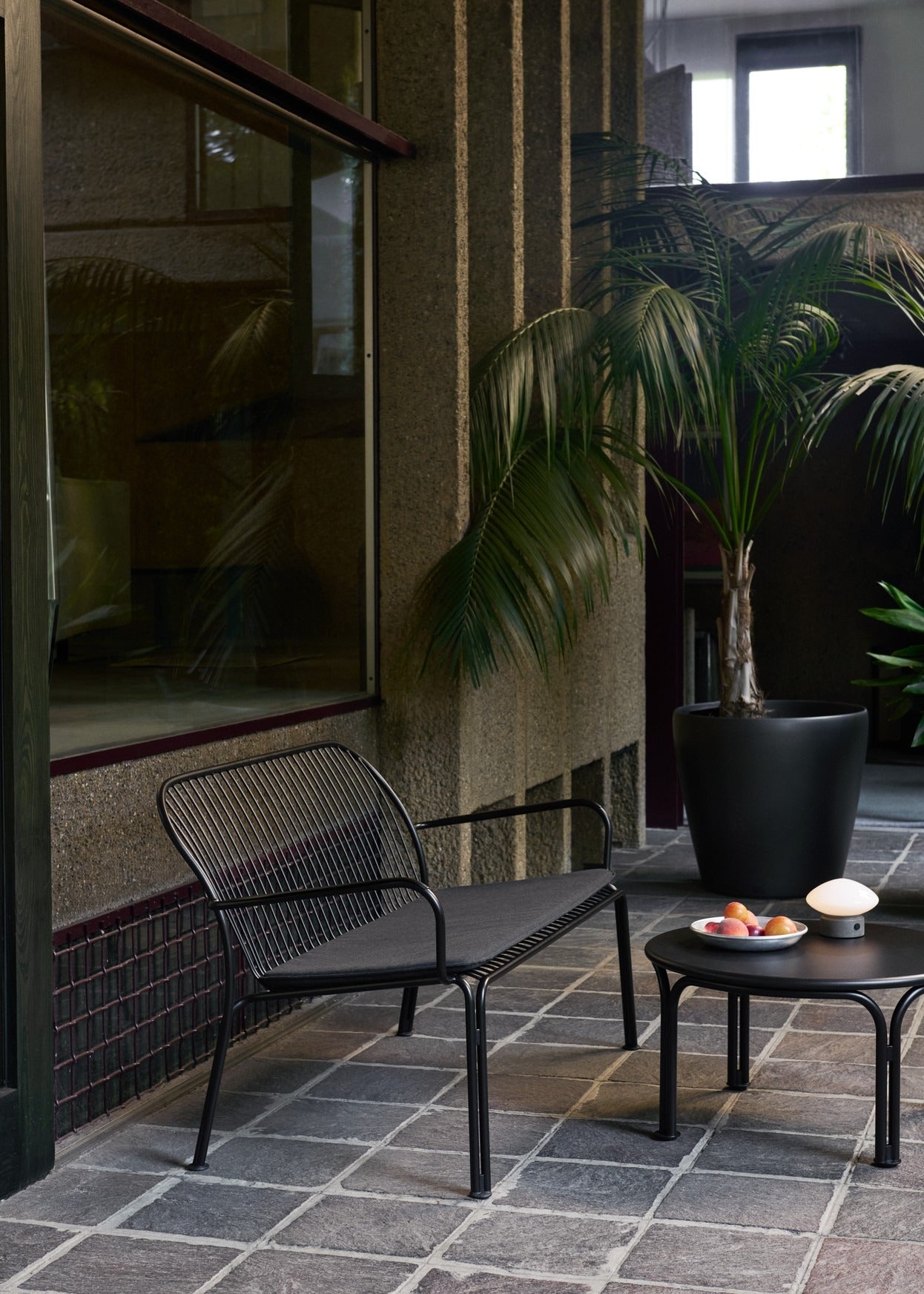 Sofá lounge exterior &Tradition Cushion Thorvald SC110 con cojines tapizados y estructura resistente para exteriores; Cushion Thorvald Outdoor Lounge Sofa SC110 — ATD_Retail_2026_Thorvald SC110_Thorvald SC109_Thorvald SC101_Flowerpot VP9; Cushion Thorvald Outdoor Lounge Sofa SC110 — ATD_Retail_2026_Thorvald SC110_Thorvald SC109_Flowerpot VP9