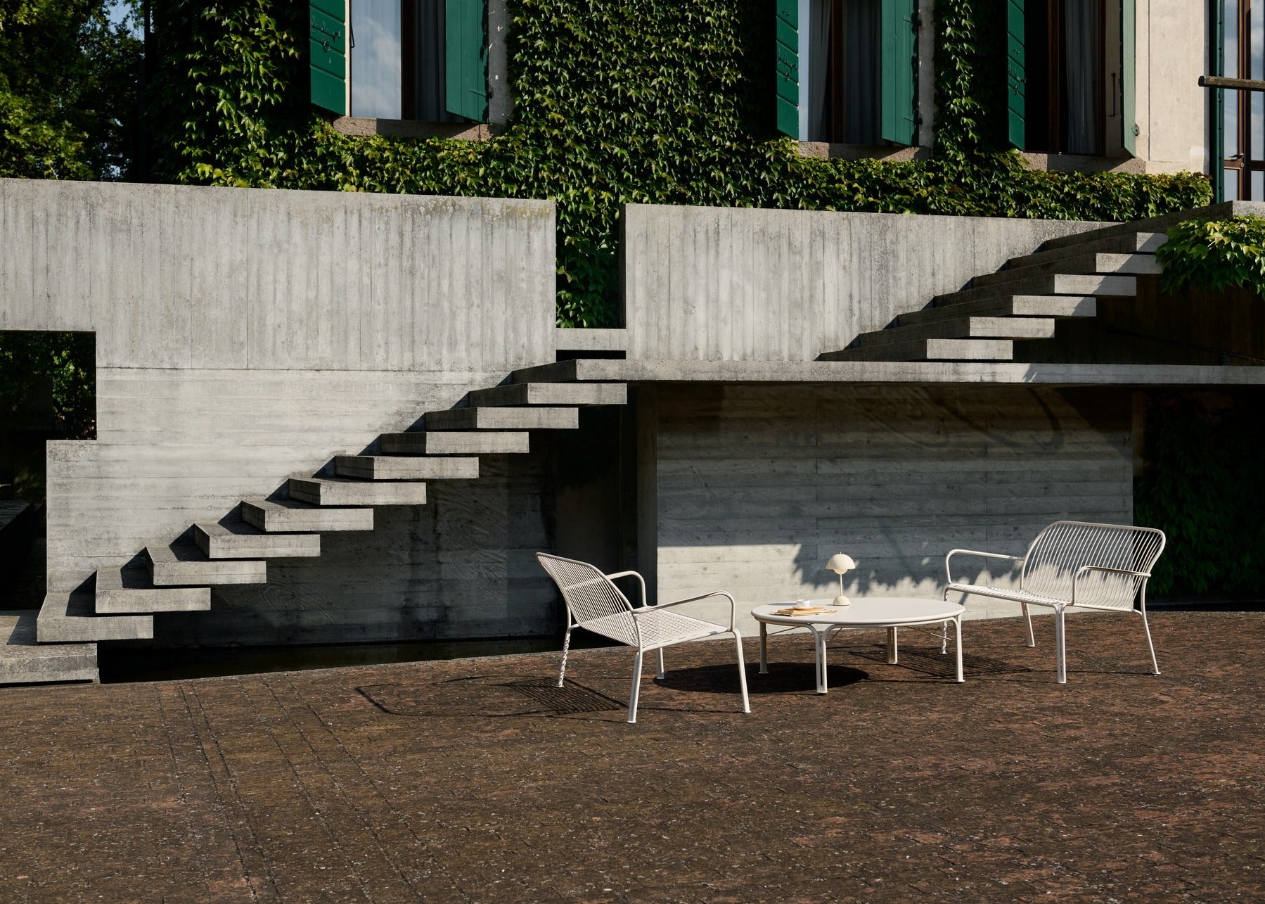 Sofá lounge exterior &Tradition Cushion Thorvald SC110 con cojines tapizados y estructura resistente para exteriores; Cushion Thorvald Outdoor Lounge Sofa SC110 — ATD_Retail_2026_Thorvald SC110_Thorvald SC109_Thorvald SC101_Flowerpot VP9; Cushion Thorvald Outdoor Lounge Sofa SC110 — ATD_Retail_2026_Thorvald SC110_Thorvald SC109_Flowerpot VP9