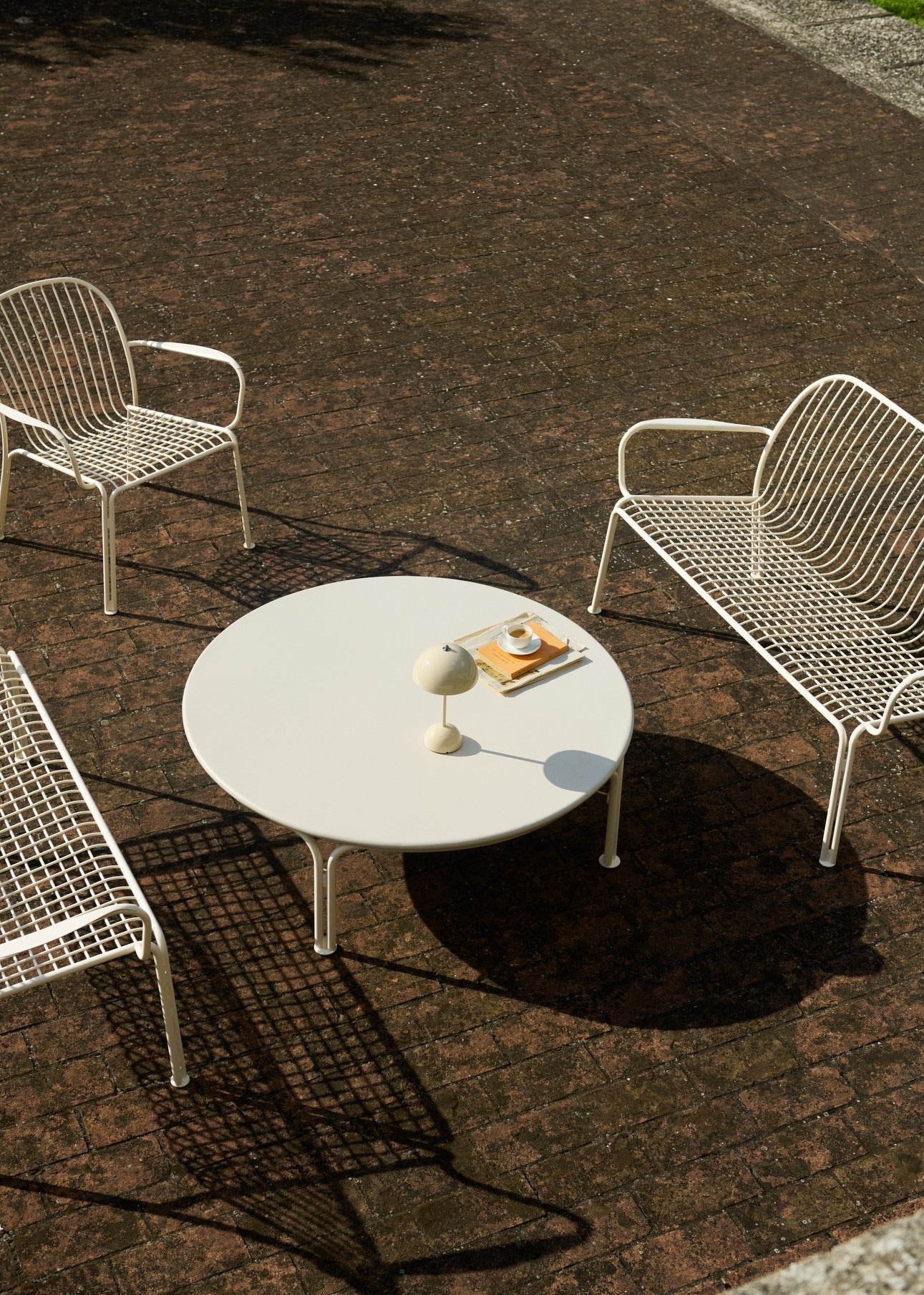Sofá lounge exterior &Tradition Cushion Thorvald SC110 con cojines tapizados y estructura resistente para exteriores; Cushion Thorvald Outdoor Lounge Sofa SC110 — ATD_Retail_2026_Thorvald SC110_Thorvald SC109_Thorvald SC101_Flowerpot VP9; Cushion Thorvald Outdoor Lounge Sofa SC110 — ATD_Retail_2026_Thorvald SC110_Thorvald SC109_Flowerpot VP9