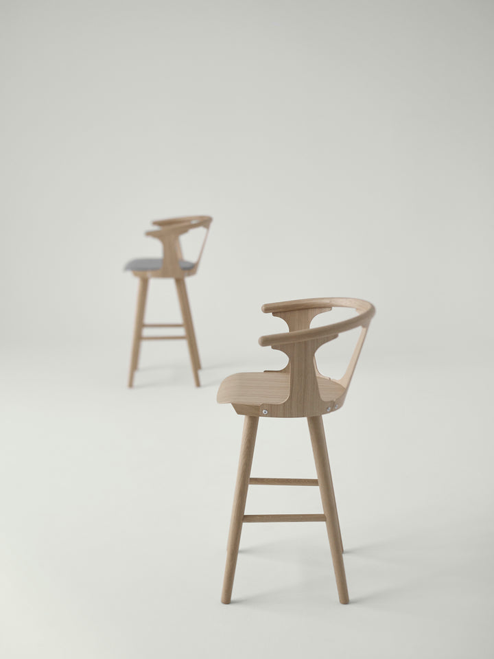 Reposapiés &Tradition In Between SK7 diseñado por Sami Kallio, estilo nórdico minimalista con líneas limpias y elegantes; Footrest protector In Between SK7 — In Between Bar Stool_White_SK7_1