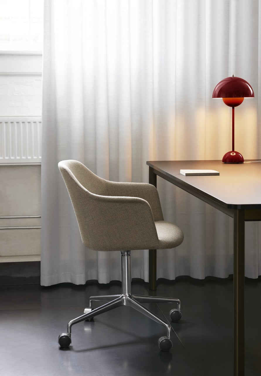 Mesa comedor &Tradition Drip HW58 con estructura de aluminio y tablero de linóleo, diseño minimalista escandinavo de Hee Well; Drip Dining Table HW58 — Drip HW58_Black w. Black Fenix Nano Laminate (0720)_front view; Drip Dining Table HW58 — Drip HW58_Bronzed w. Black Fenix Nano Laminate (0720)_front view; Drip Dining Table HW58 — Drip HW58_Bronzed w. Oak Wood Veneer_front view; Drip Dining Table HW58 — ATD_campaign_Drip_HW58_Rely_HW50_Flowerpot_VP3_Launch 2023
