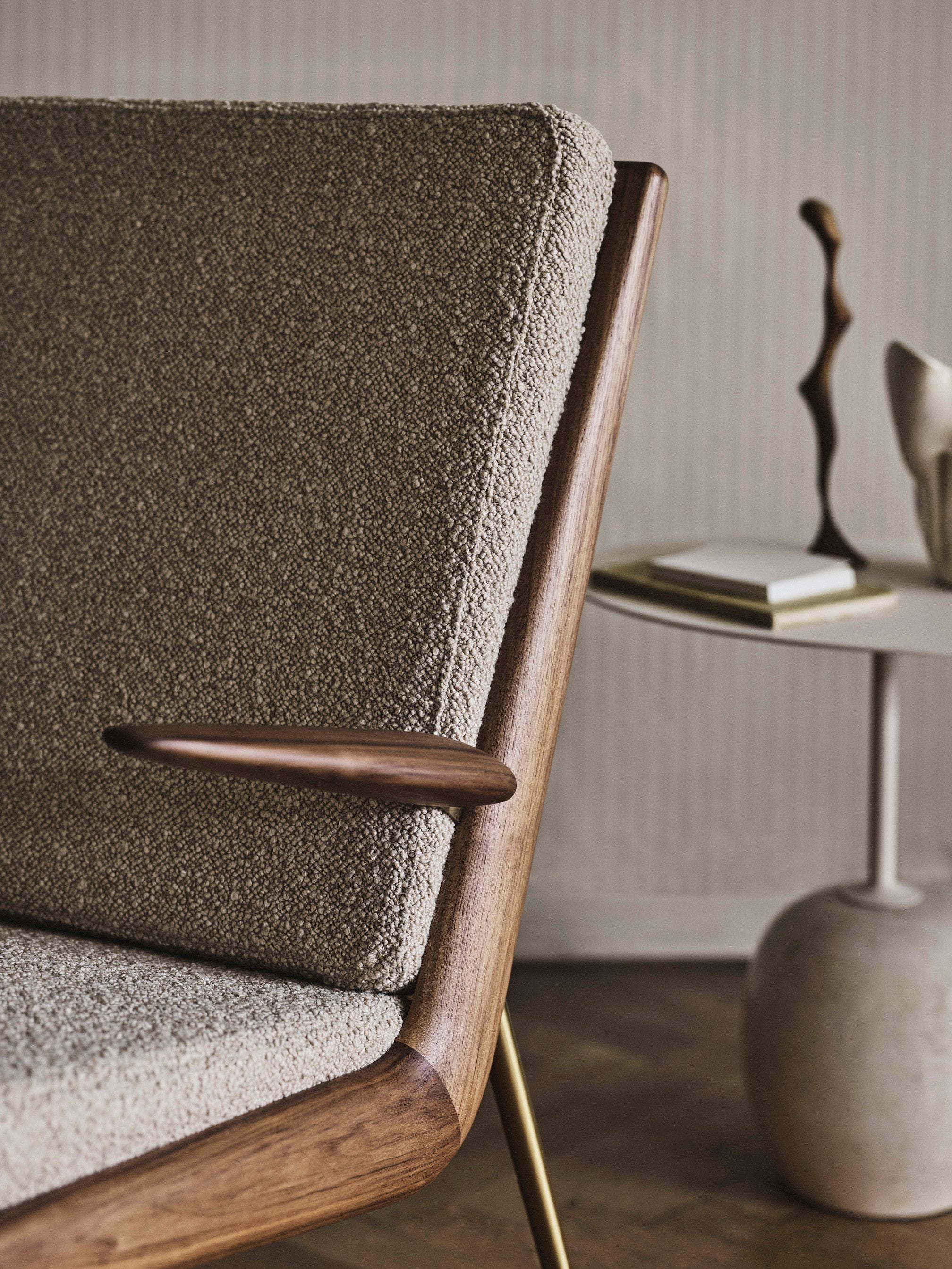 Butaca lounge &Tradition Boomerang HM2 en roble con estructura de acero y tapicería, diseño Hvidt & Mølgaard sobre fondo blan; Boomerang Lounge Chair HM2 — ATD_lifestyle_2020_Boomerang_HM2_Lato_LN8; Boomerang Lounge Chair HM2 — ATD_Retail_2022_Boomerang HM2_Cruise AP12_Tung JA3_Formakami JH18_Collect Glass Vase SC37