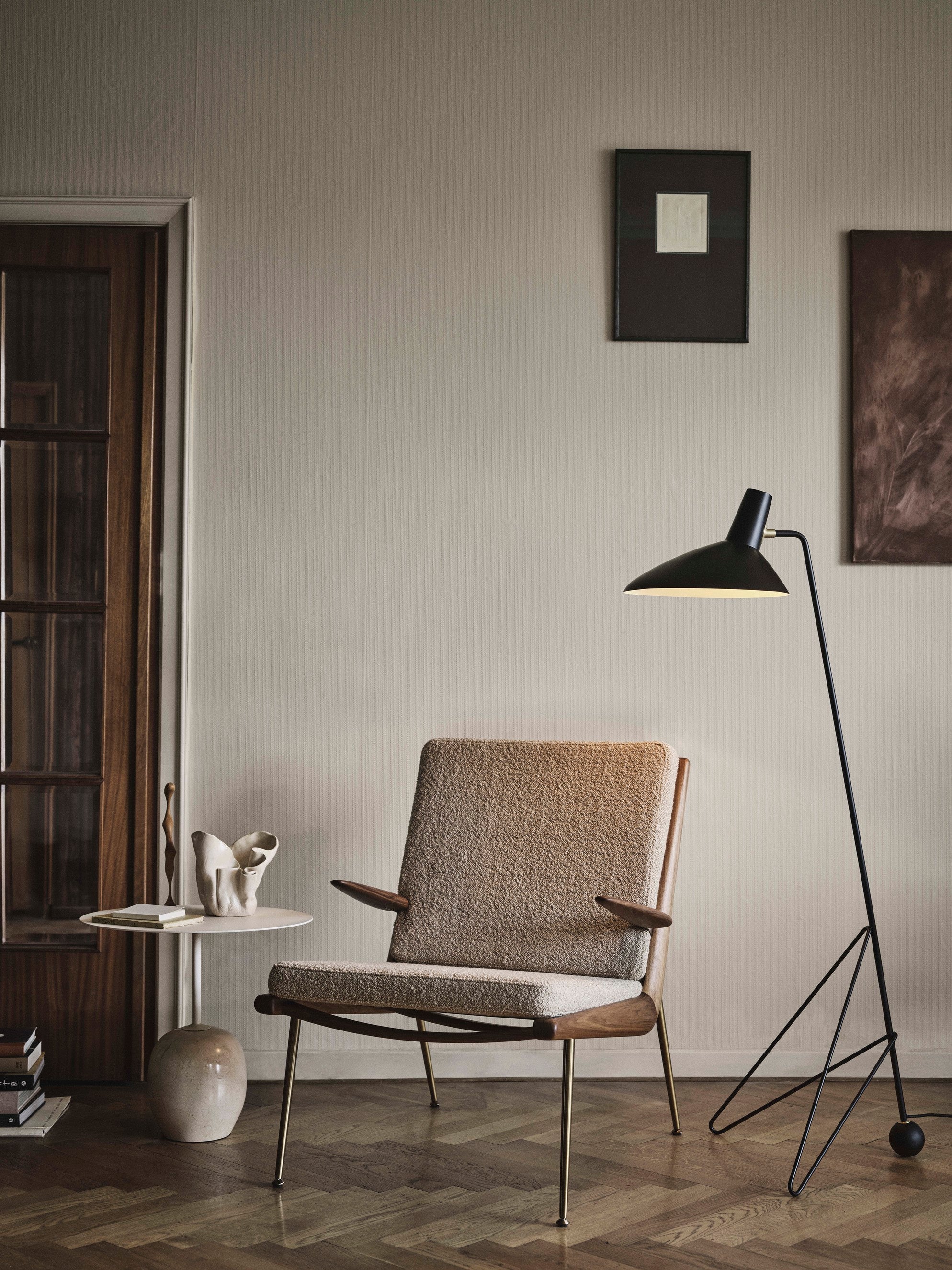 Butaca lounge &Tradition Boomerang HM2 en roble con estructura de acero y tapicería, diseño Hvidt & Mølgaard sobre fondo blan; Boomerang Lounge Chair HM2 — ATD_lifestyle_2020_Boomerang_HM2_Lato_LN8; Boomerang Lounge Chair HM2 — ATD_Retail_2022_Boomerang HM2_Cruise AP12_Tung JA3_Formakami JH18_Collect Glass Vase SC37