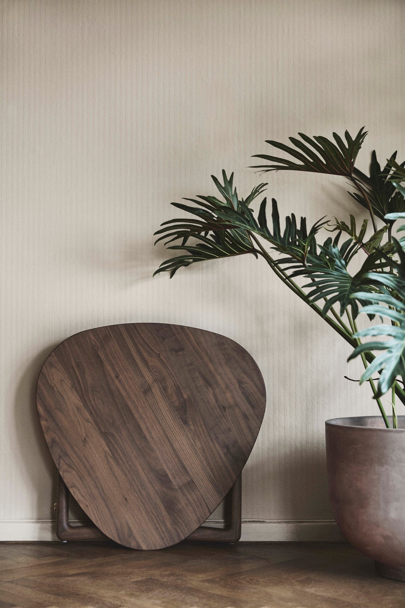 Mesa de centro Drop Leaf HM5 de &Tradition en madera de nogal con detalles en latón, diseño minimalista de Hvidt & Mølgaard; Drop Leaf Coffee Table HM5 — Drop Leaf_HM5_Oiled Oak_1; Drop Leaf Coffee Table HM5 — Drop Leaf_HM5_Oiled Oak_Close up; Drop Leaf Coffee Table HM5 — ATD_lifestyle_2020_Drop Leaf_HM5_Planters_SC43; Drop Leaf Coffee Table HM5 — Drop Leaf_HM5_Oiled Oak