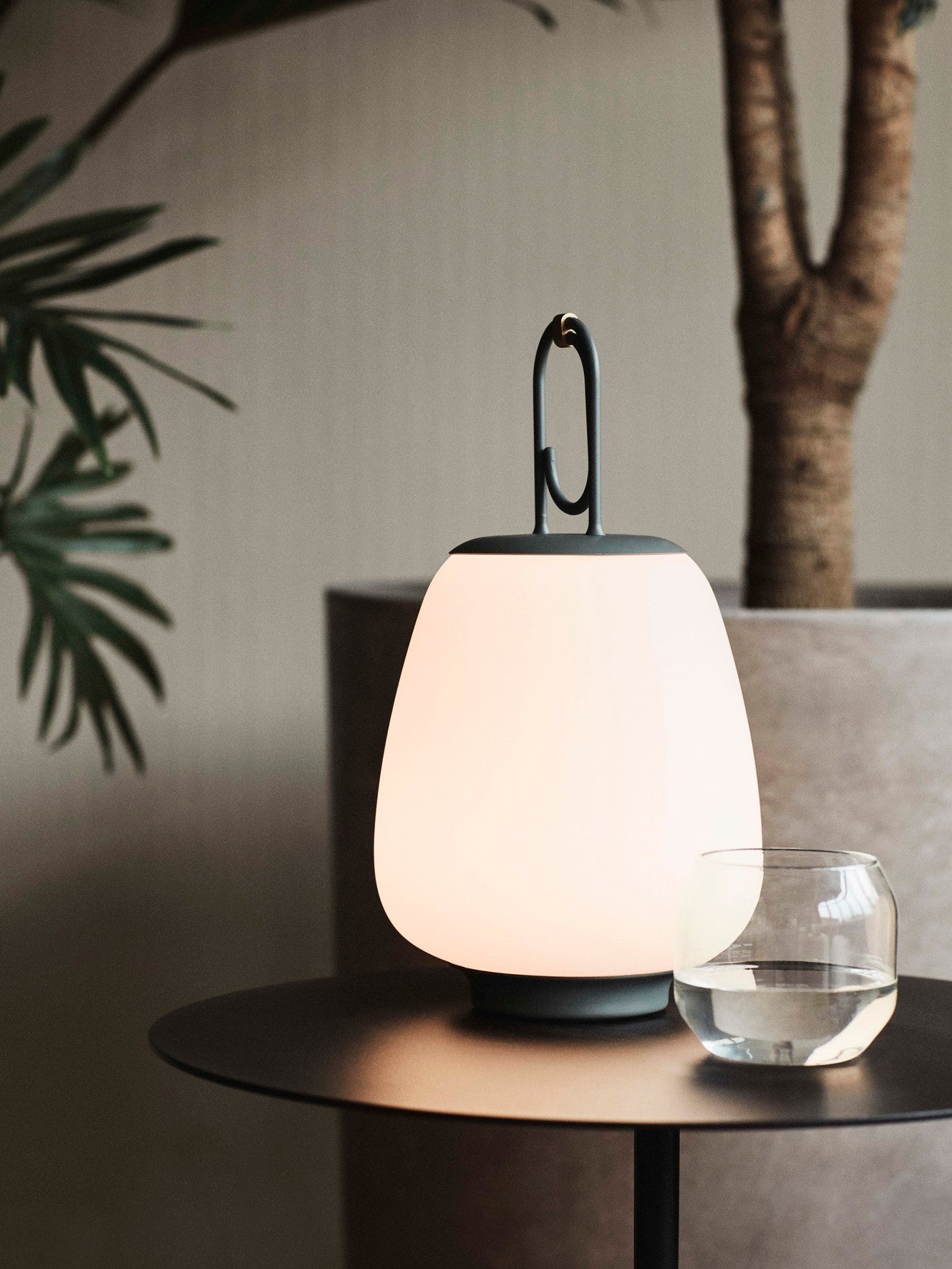 Lámpara portátil &Tradition Lucca SC51 de vidrio y metal con diseño minimalista nórdico para exterior; Lucca Portable Outdoor Lamp SC51 — Lucca_SC51_Black_Brass_1; Lucca Portable Outdoor Lamp SC51 — ATD_Retail_2022_Lucca SC51_Rotate SC73; Lucca Portable Outdoor Lamp SC51 — ATD_lifestyle_2020_Lucca_SC51_Lato_LN8_Planter_SC44; Lucca Portable Outdoor Lamp SC51 — ATD_Retail_2022_Lucca SC51_Collect Wine Glass SC80_Untitled AP10