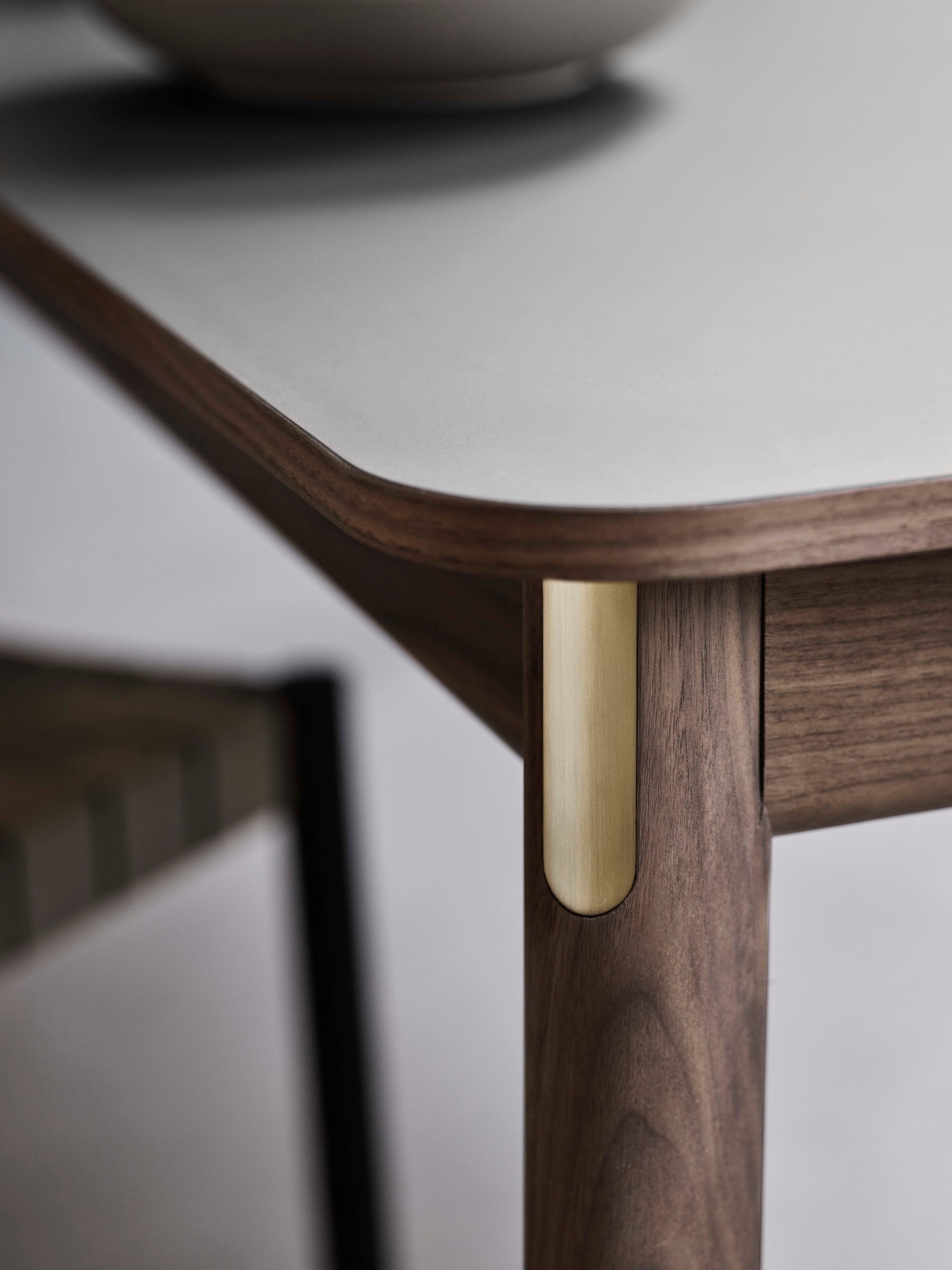 Mesa comedor &Tradition Patch HW1 con superficie laminada, estructura roble y detalles latón, diseño Hee Welling; Patch Dining Table HW1 — Patch_HW1_Oiled oak_Fenix Beige Arizona &amp; Brass; Patch Dining Table HW1 — Patch_HW1_Oiled walnut_Fenix Cacao Orinoco &amp; Brass; Patch Dining Table HW1 — ATD_lifestyle_2020_Patch_HW1_HW2; Patch Dining Table HW1 — Patch_HW1_Smoked oiled oak_Fenix Griogio Londra &amp; Brass