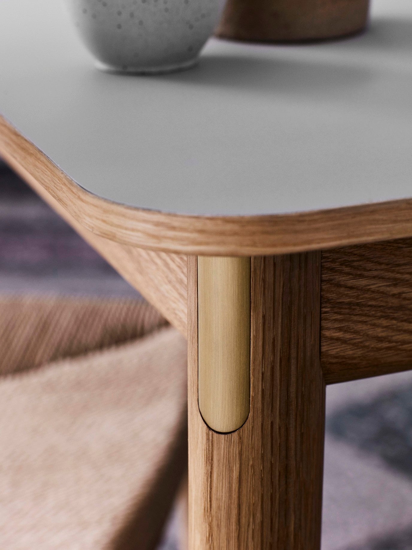 Mesa comedor &Tradition Patch HW1 con superficie laminada, estructura roble y detalles latón, diseño Hee Welling; Patch Dining Table HW1 — Patch_HW1_Oiled oak_Fenix Beige Arizona &amp; Brass; Patch Dining Table HW1 — Patch_HW1_Oiled walnut_Fenix Cacao Orinoco &amp; Brass; Patch Dining Table HW1 — ATD_lifestyle_2020_Patch_HW1_HW2; Patch Dining Table HW1 — Patch_HW1_Smoked oiled oak_Fenix Griogio Londra &amp; Brass