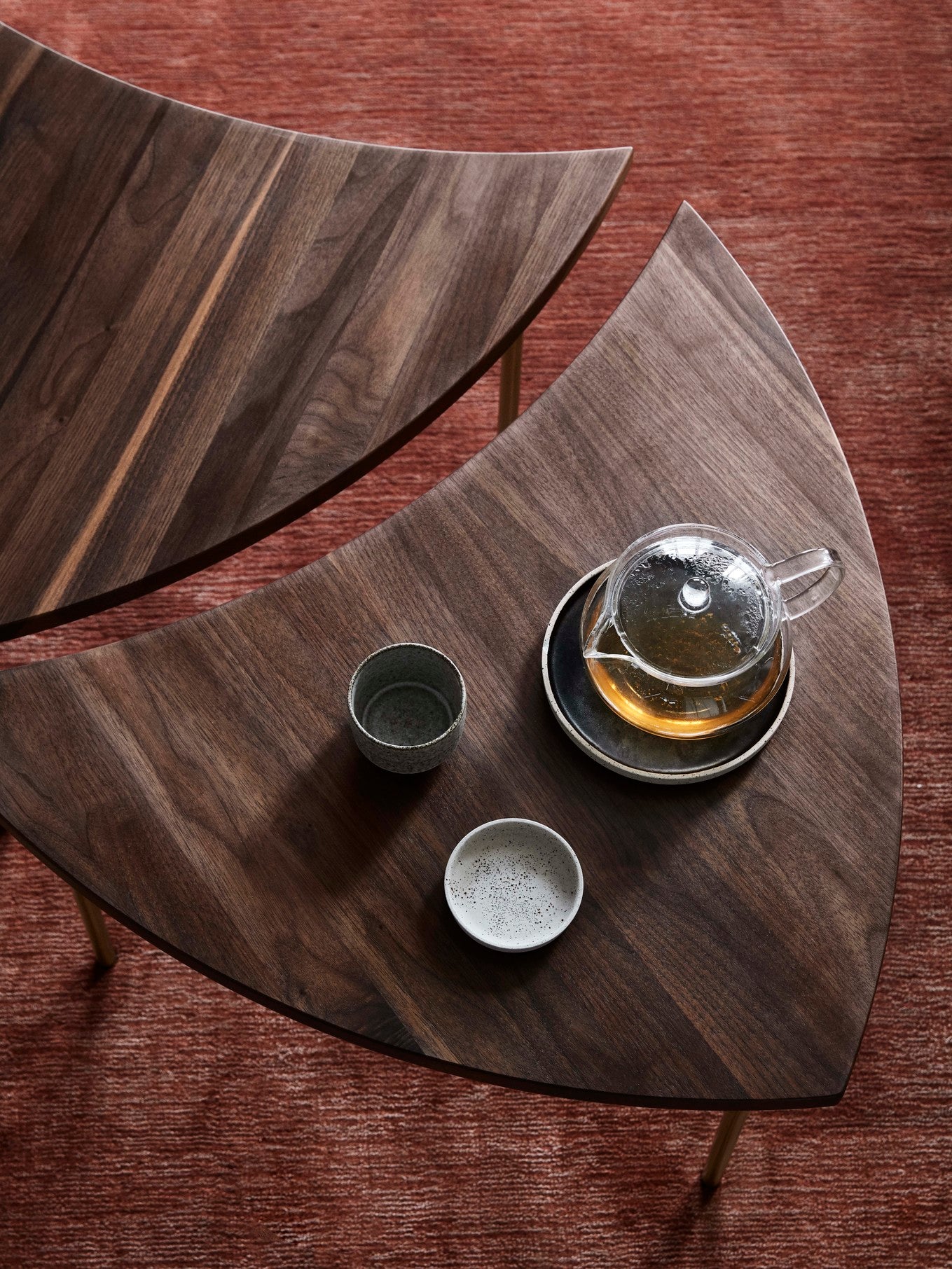 Mesa de centro Pinwheel HM7 de &Tradition en madera de nogal con detalles de latón, diseño danés de Hvidt & Mølgaard; Pinwheel Coffee Table HM7 — Pinwheel_HM7_Oiled Oak; Pinwheel Coffee Table HM7 — Pinwheel_HM7_Oiled Walnut_2; Pinwheel Coffee Table HM7 — _Pinwheel_HM7_Oiled Walnut_3; Pinwheel Coffee Table HM7 — Pinwheel_HM7_Oiled Walnut_1